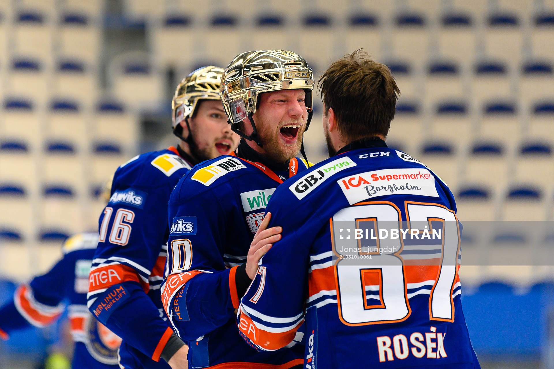 Växjös Richard Gynge och Robert Rosén jublar när de