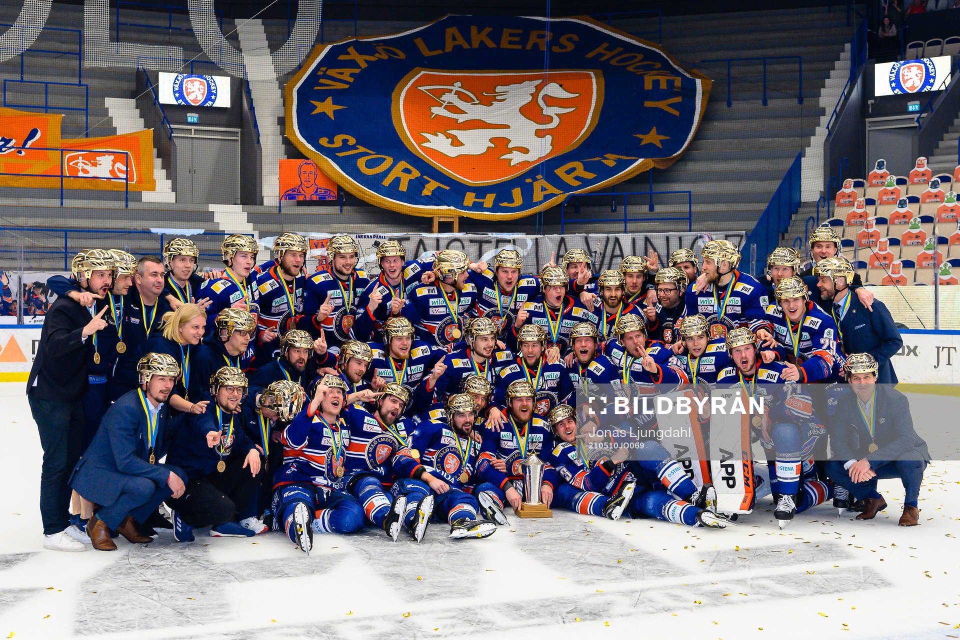 Växjös spelare jublar med Le Mat pokalen