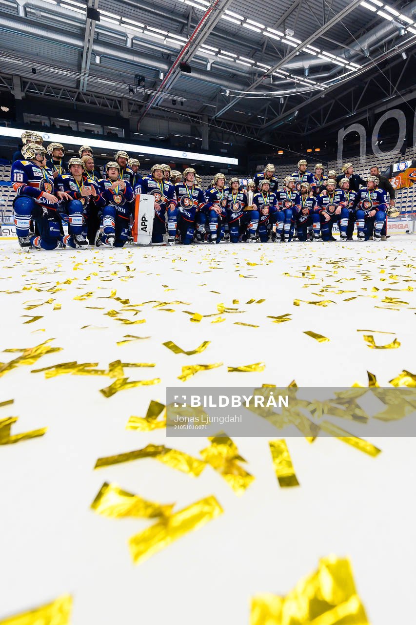 Växjös spelare jublar med Le Mat pokalen