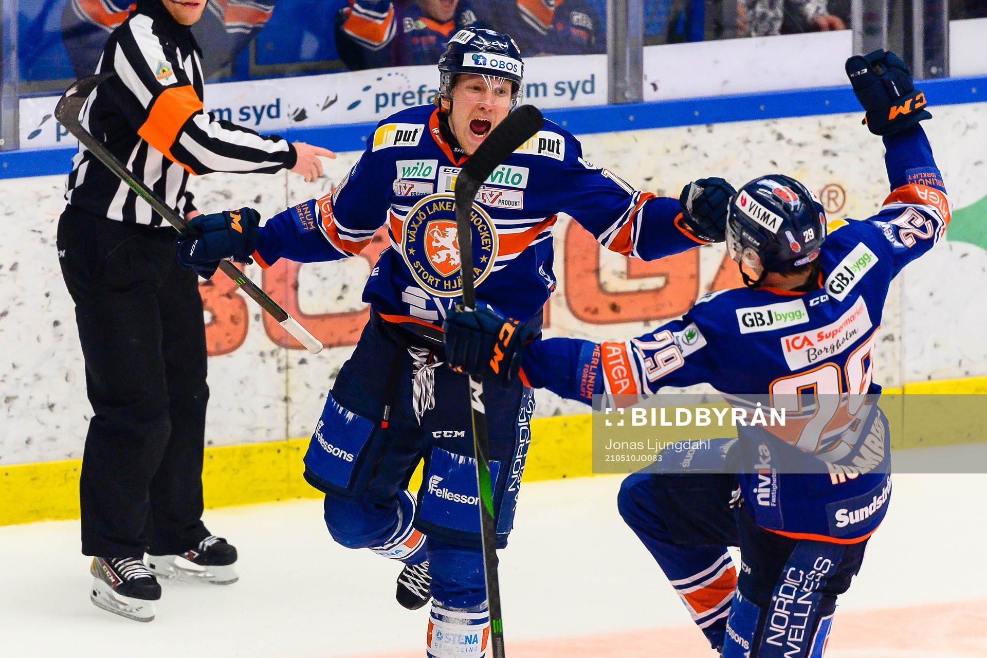 Växjös Marcus Sylvegård och Pontus Holmberg jublar
