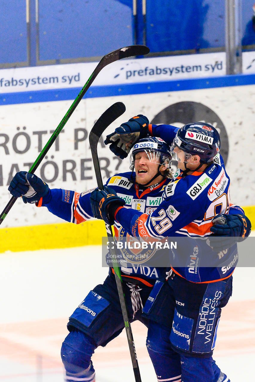 Växjös Marcus Sylvegård och Pontus Holmberg jublar