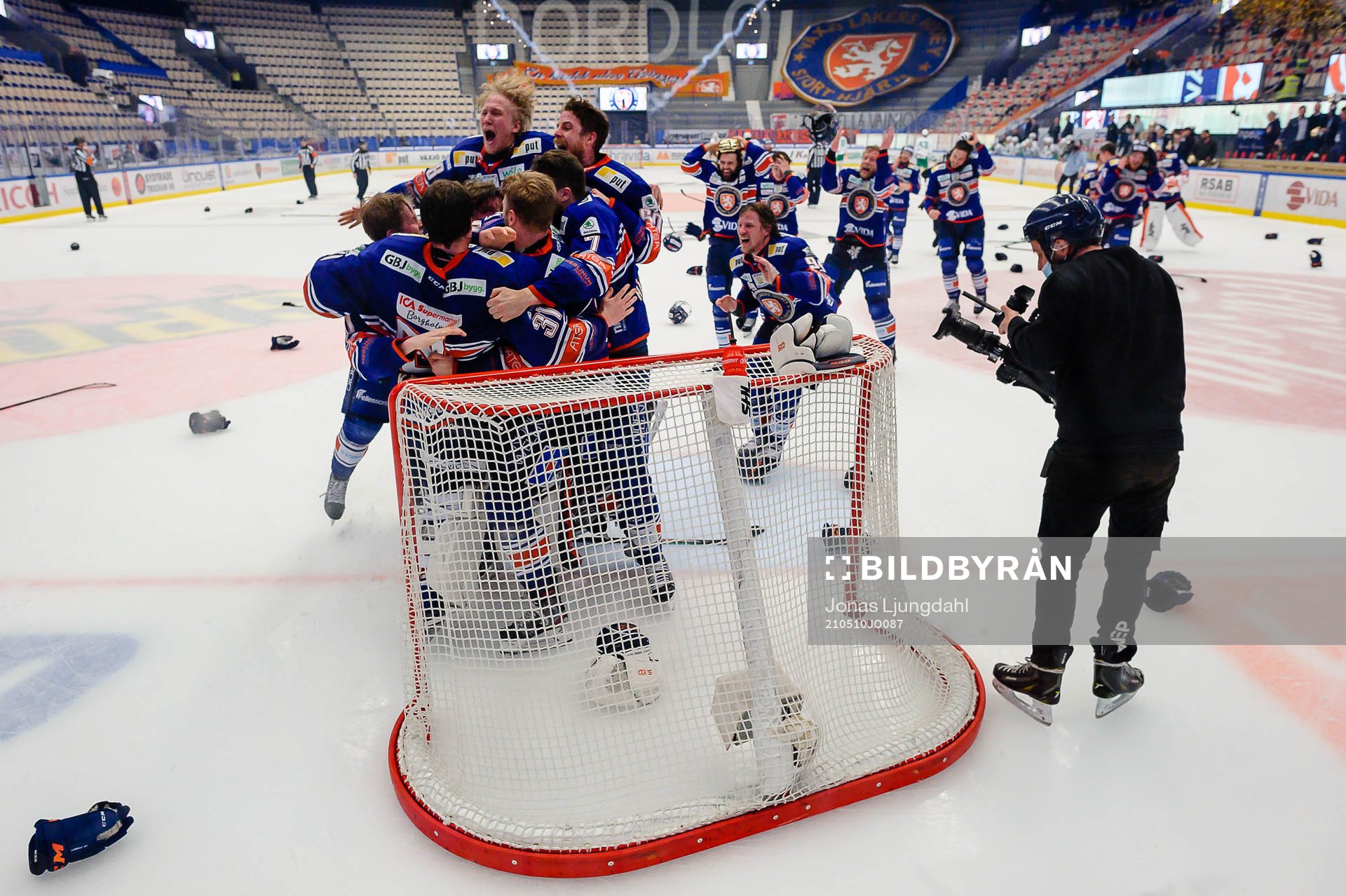 Växjös spelare jublar när de vinner SM-guld