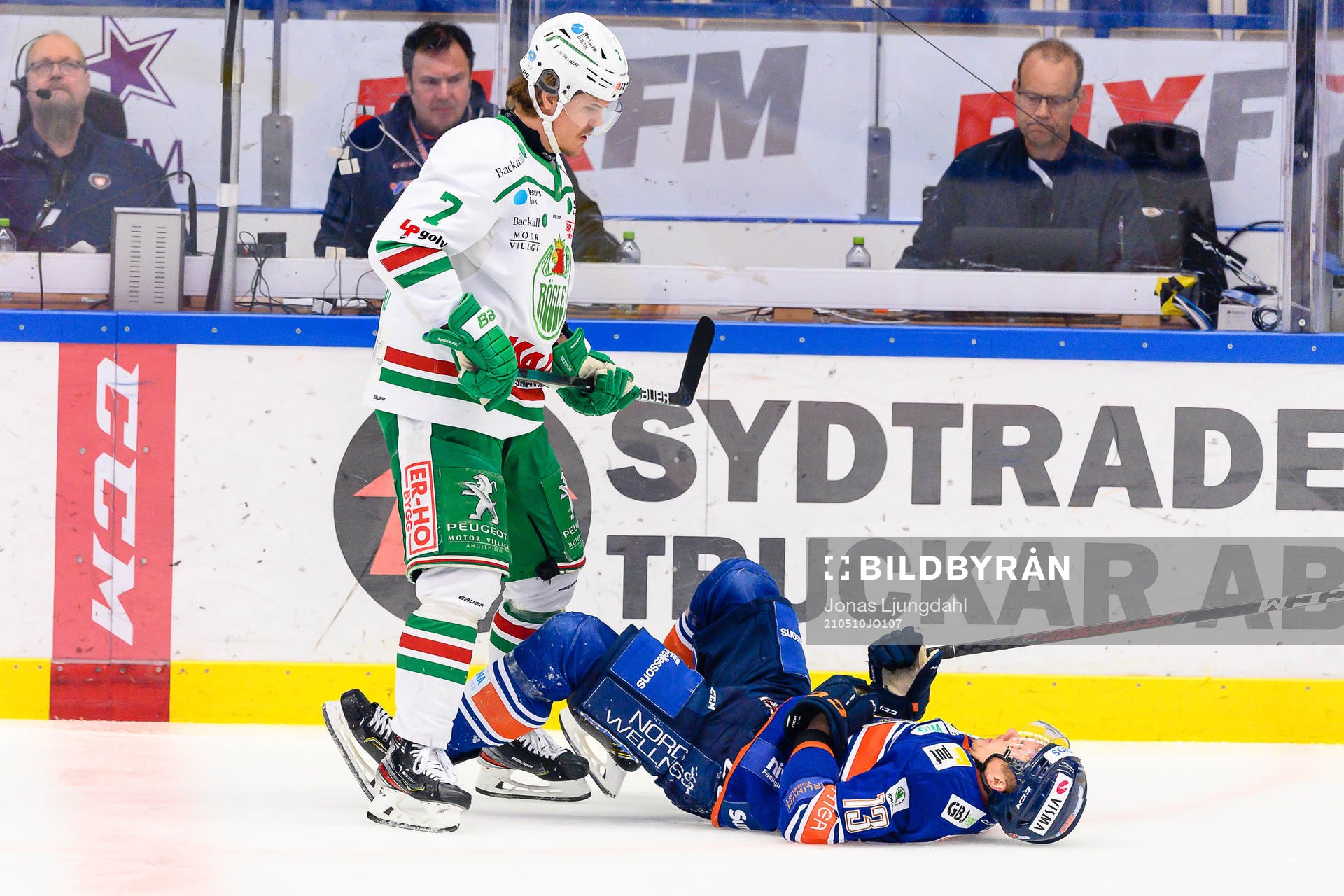 Rögles Erlend Lesund har tacklat Växjös Jack Drury