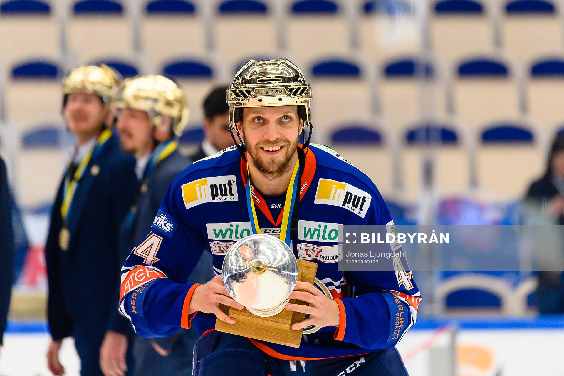 Växjös Peter Andersson jublar med Le Mat pokalen när de