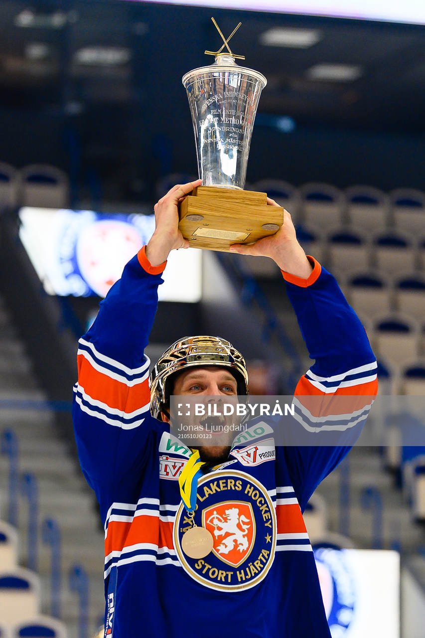 Växjös Peter Andersson jublar med Le Mat pokalen när de