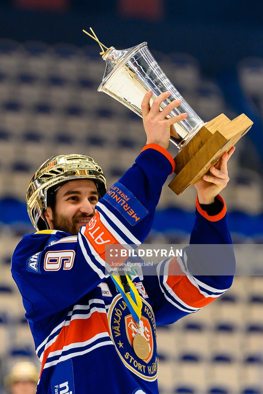 Växjös Andrew Calof  jublar med Le Mat pokalen när de
