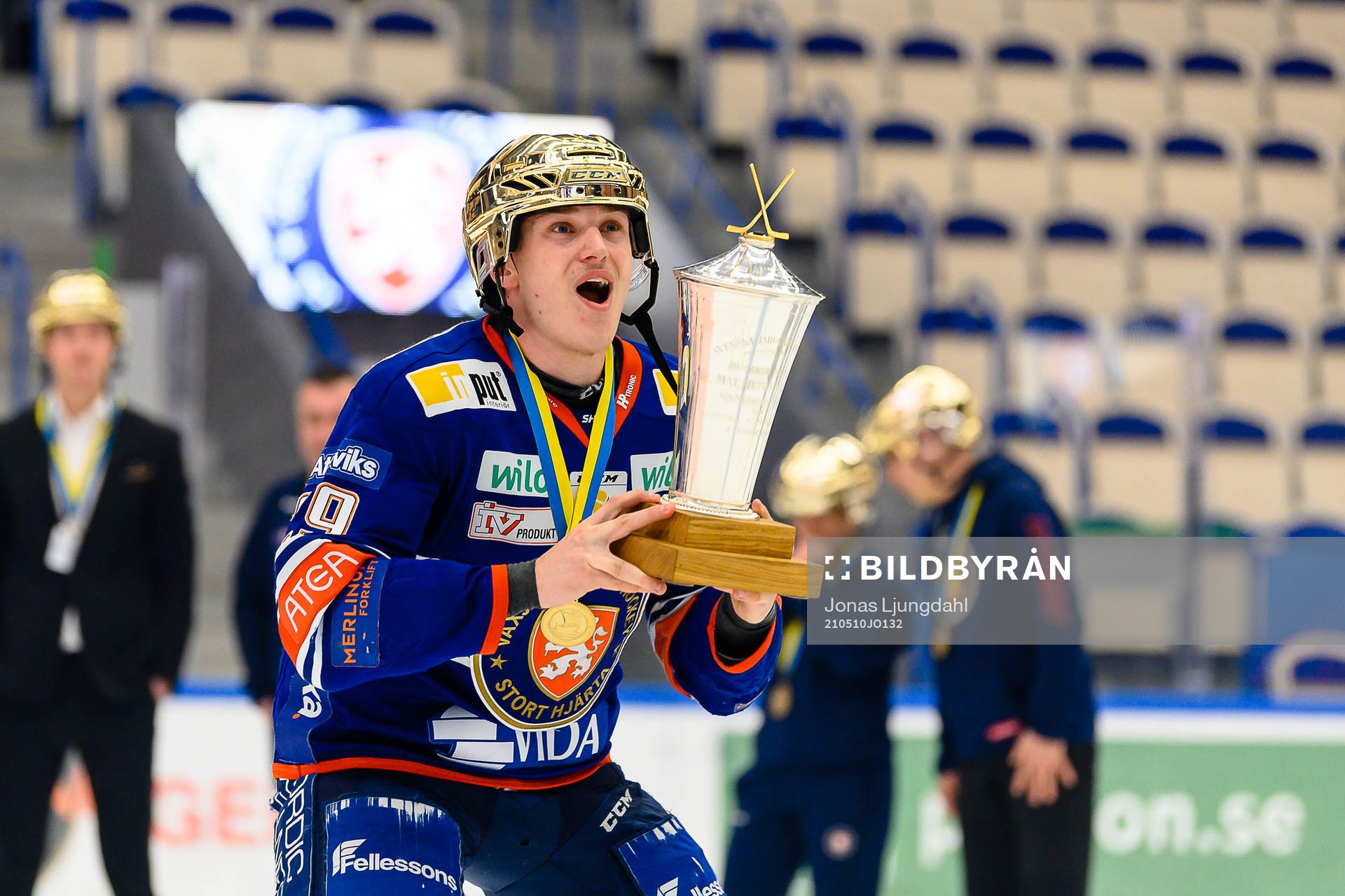 Växjös Pontus Holmberg jublar med Le Mat pokalen när de
