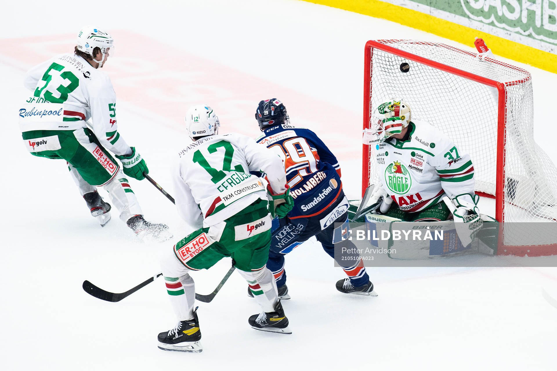 Växjös Pontus Holmberg gör 1-1 bakom Rögles målvakt