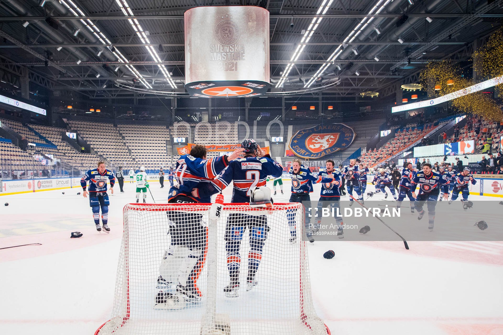Växjös målvakt Erik Källgren och Christian Folin jublar