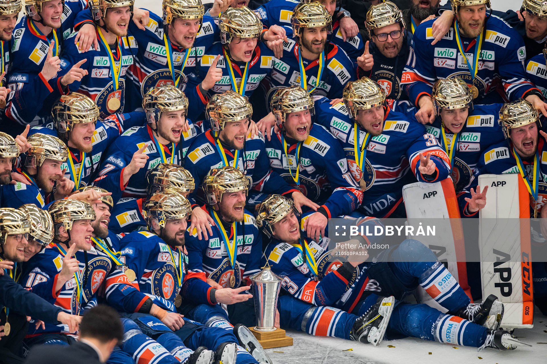Växjös spelare jublar med LeMat pokalen