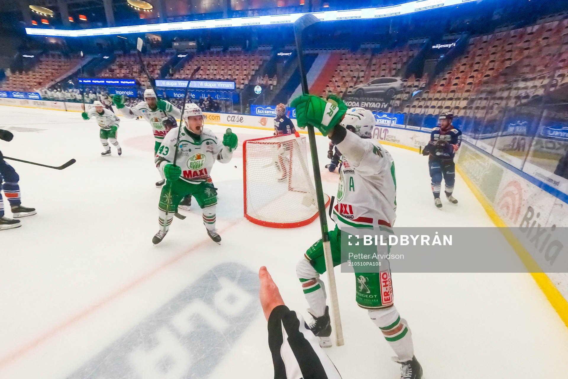 Rögles Olli Palola jublar med Eric Gelinas