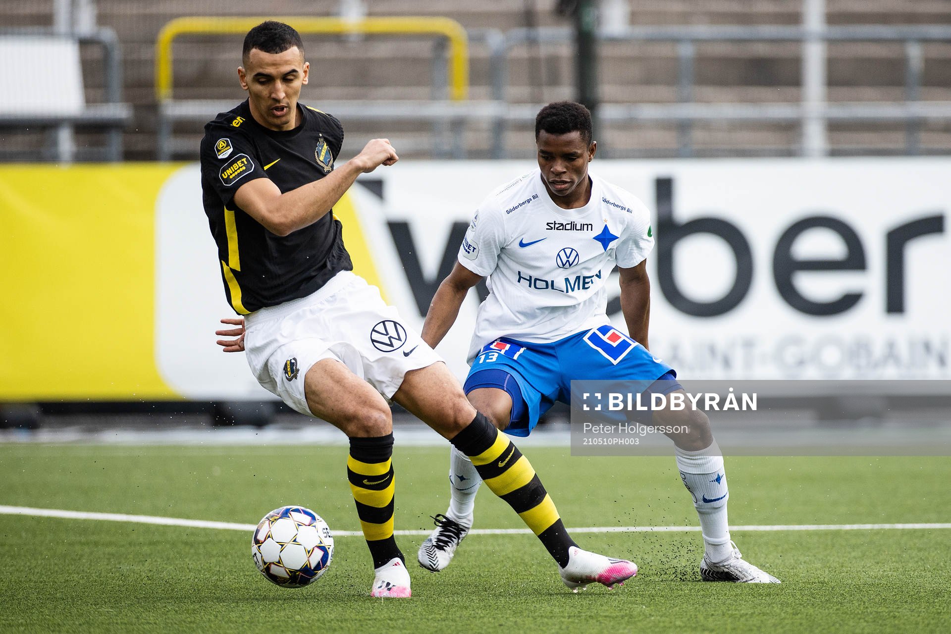 s Nabil Bahoui och IFK Norrköpings Ishaq Abdulrazaq