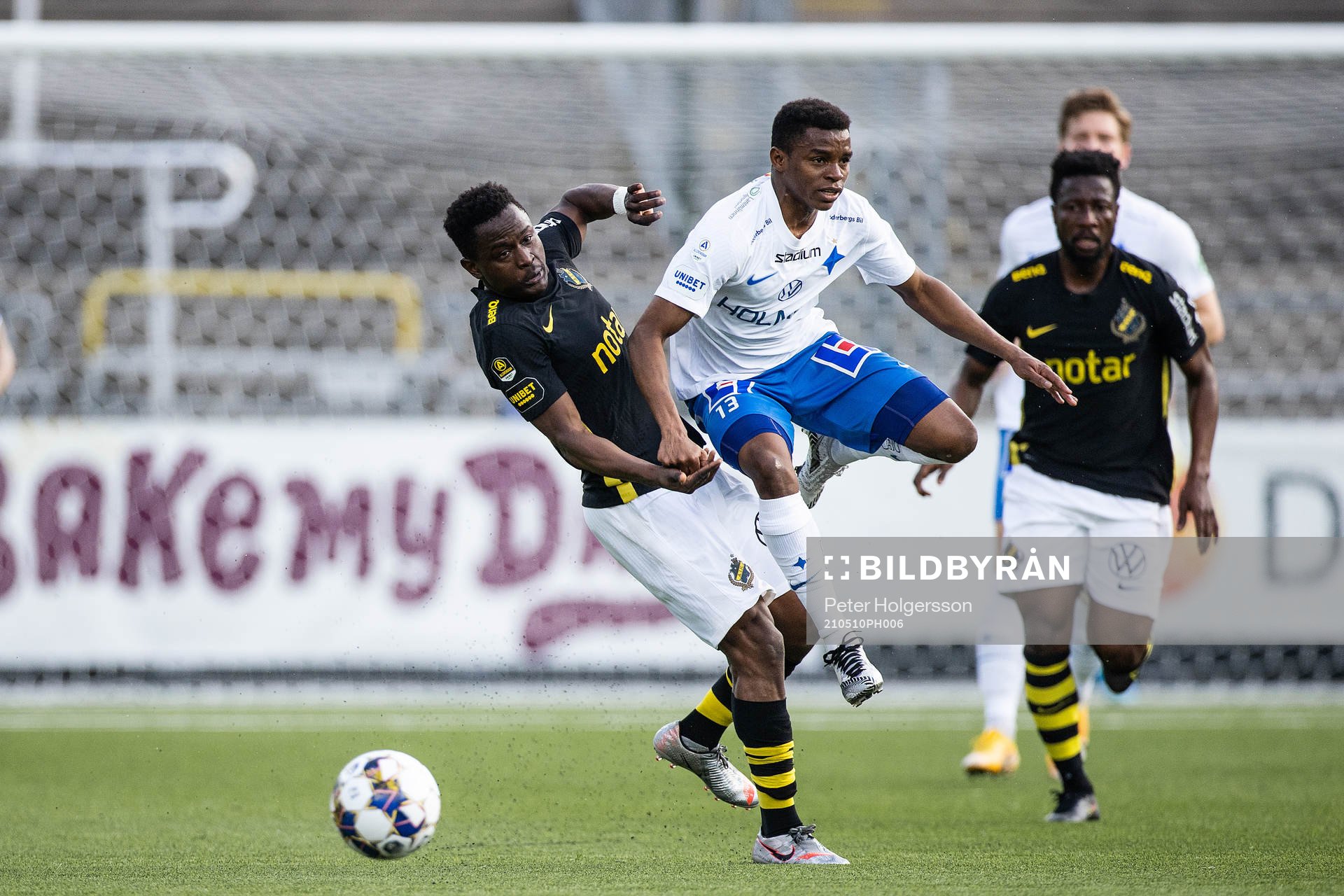 s Erick Otieno och IFK Norrköpings Ishaq Abdulrazaq
