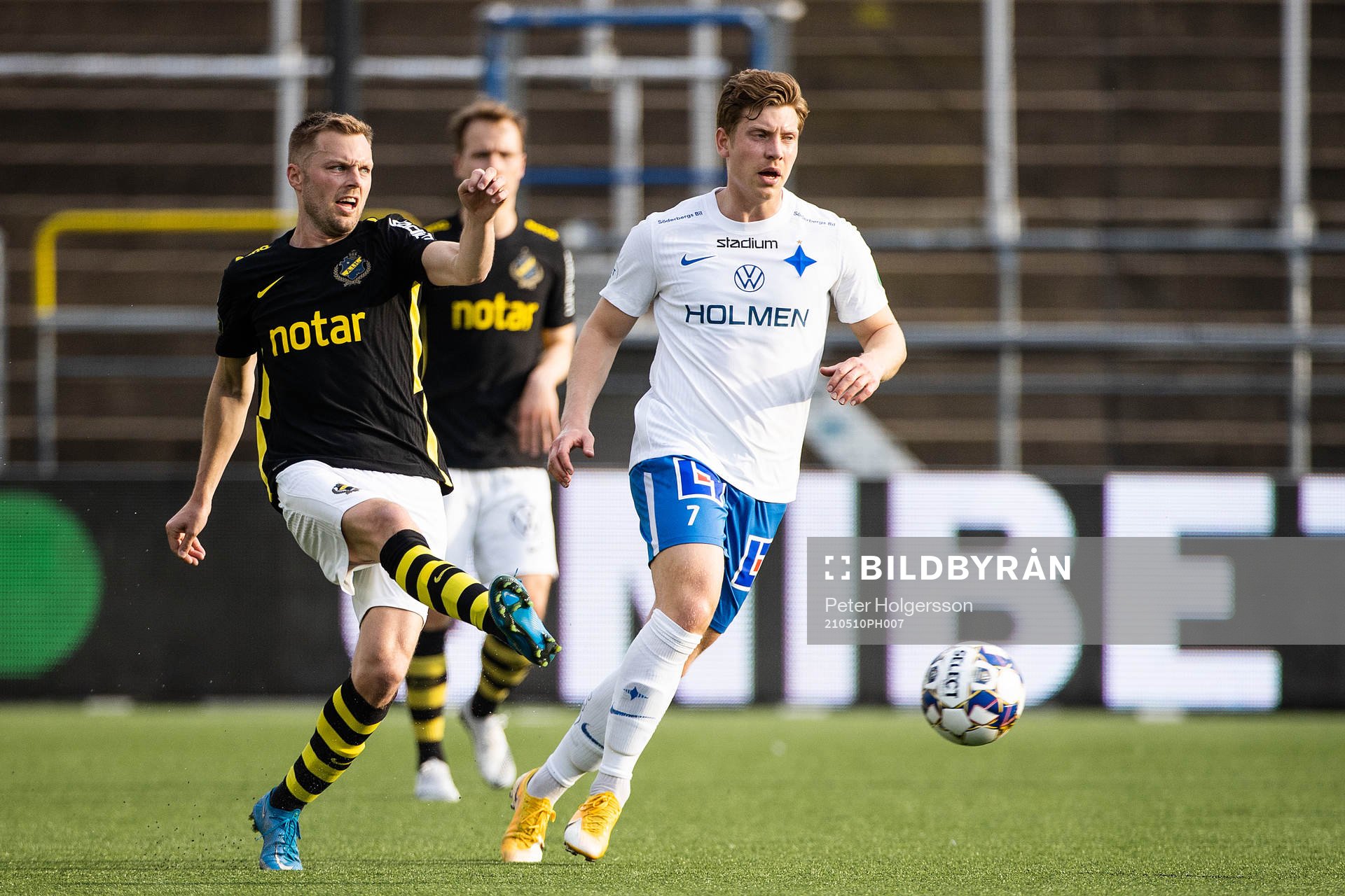 s Sebastian Larsson och IFK Norrköpings Alexander Fransson