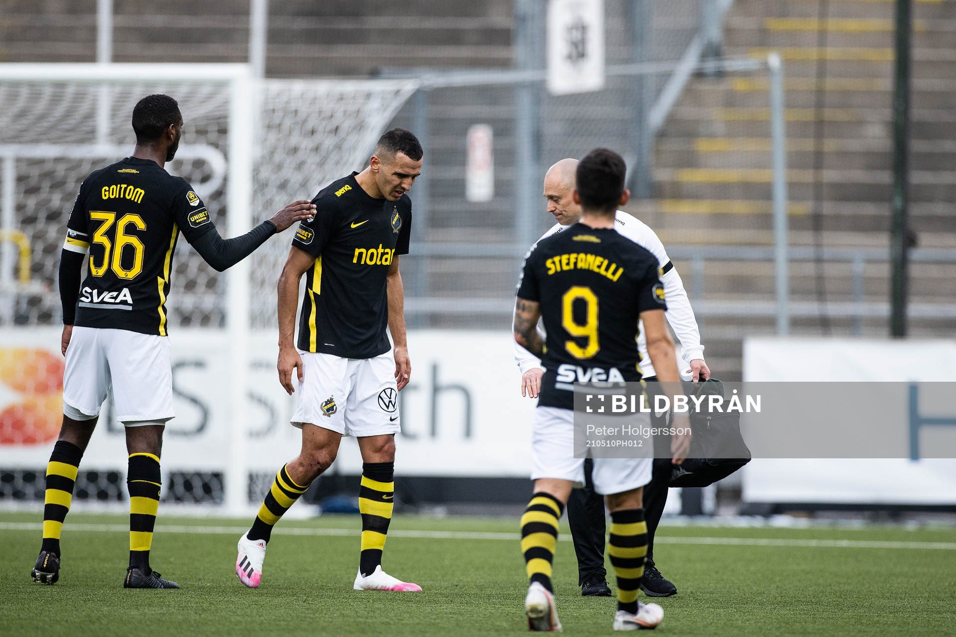 AIK:s Nabil Bahoui lämnar planen skadad under fotbollsmatchen i Allsvenskan mellan IFK Norrköping och AIK den 10 maj 2021 i Norrköping.