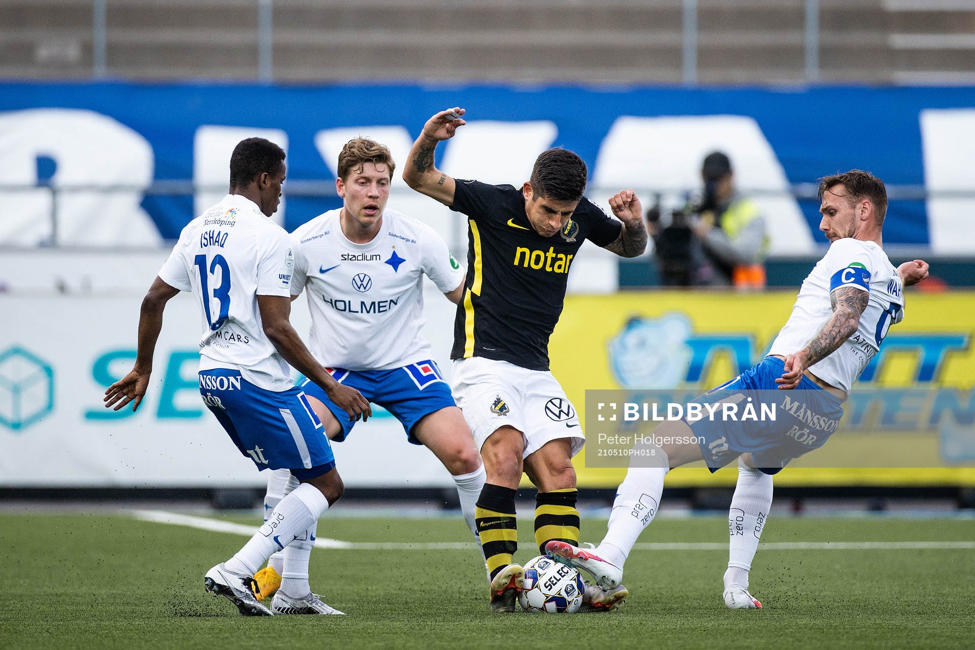 s Nicolas Stefanelli mot IFK Norrköpings Ishaq Abdulrazaq,