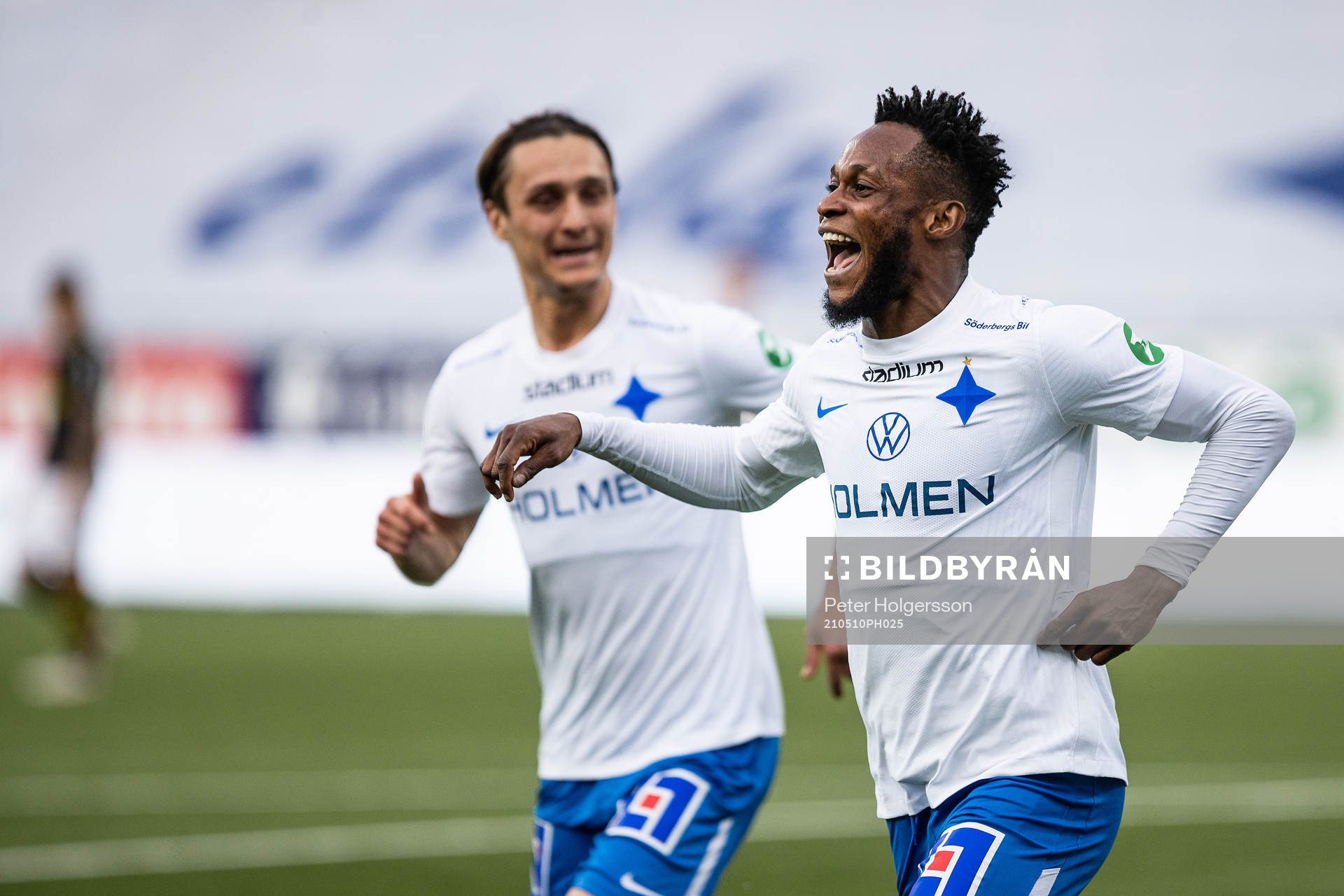 IFK Norrköpings Samuel Adegbenro och Jonathan Levi jublar efter 1-0 under fotbollsmatchen i Allsvenskan mellan IFK Norrköping och AIK den 10 maj 2021 i Norrköping.