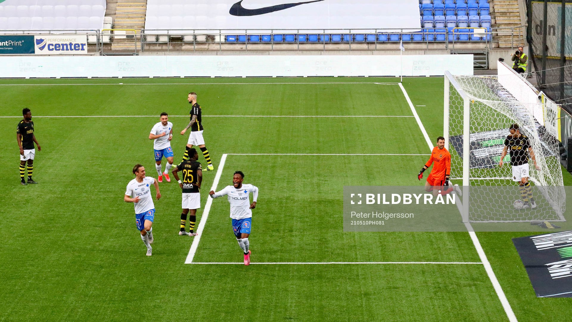 IFK Norrköpings Jonathan Levi  och Samuel Adegbenro jublar