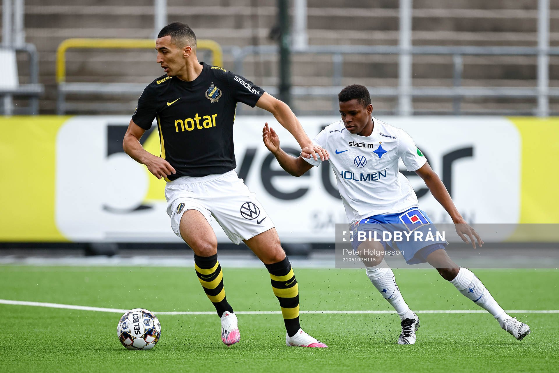 s Nabil Bahoui  och IFK Norrköpings Ishaq Abdulrazaq