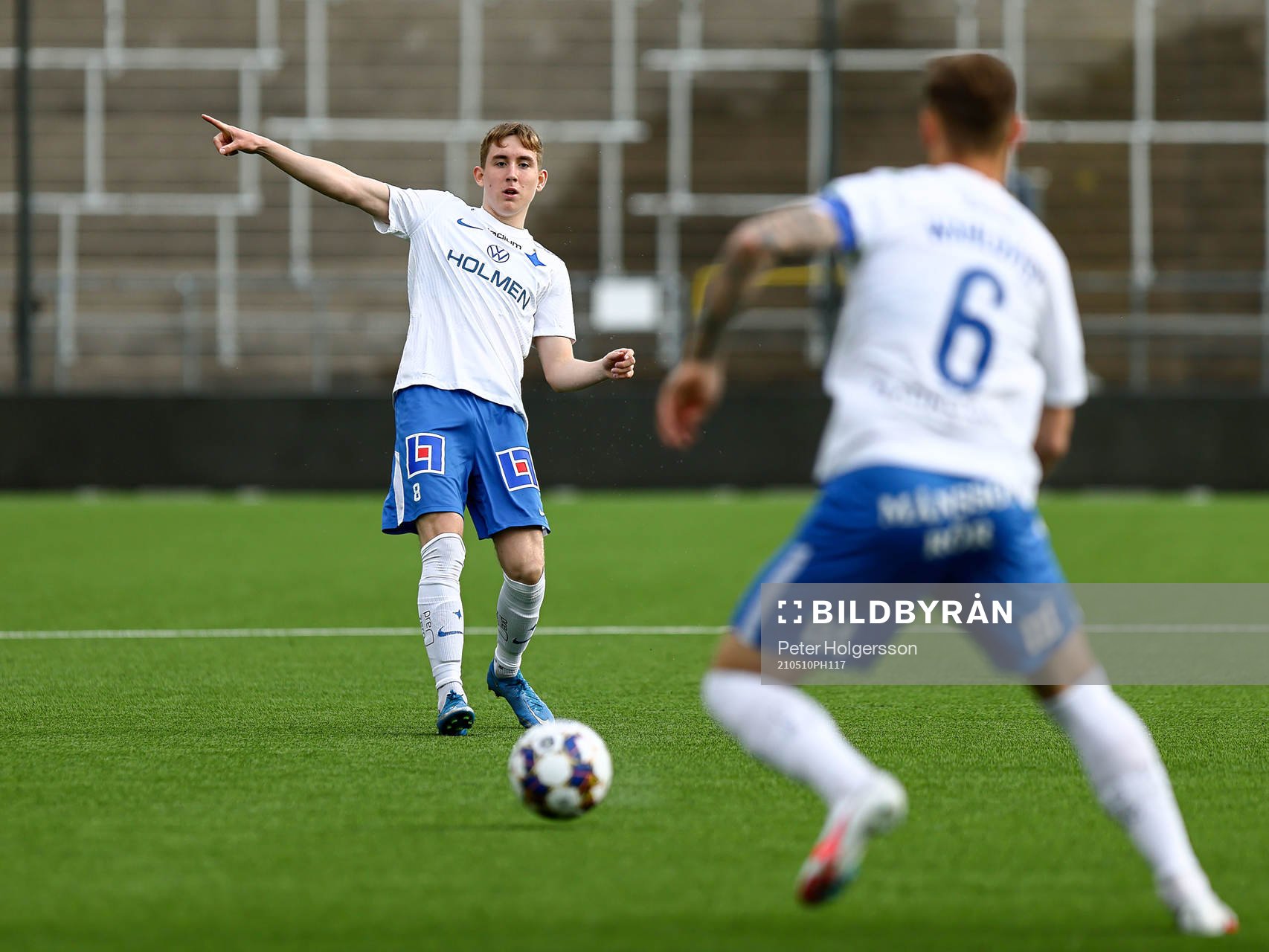 IFK Norrköpings Isak Bergmann Johannesson dirigerar