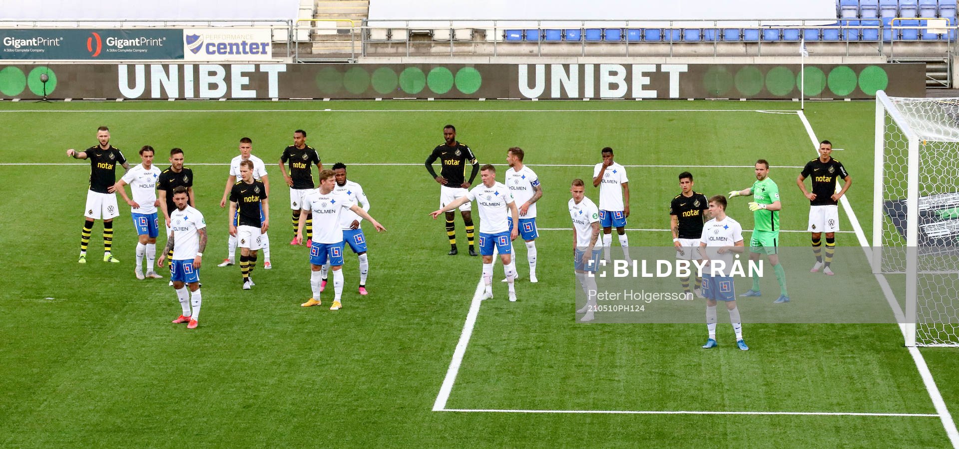 Spelarna uppställda inför hörna under fotbollsmatchen i Allsvenskan mellan IFK Norrköping och AIK den 10 maj 2021 i Norrköping. 
