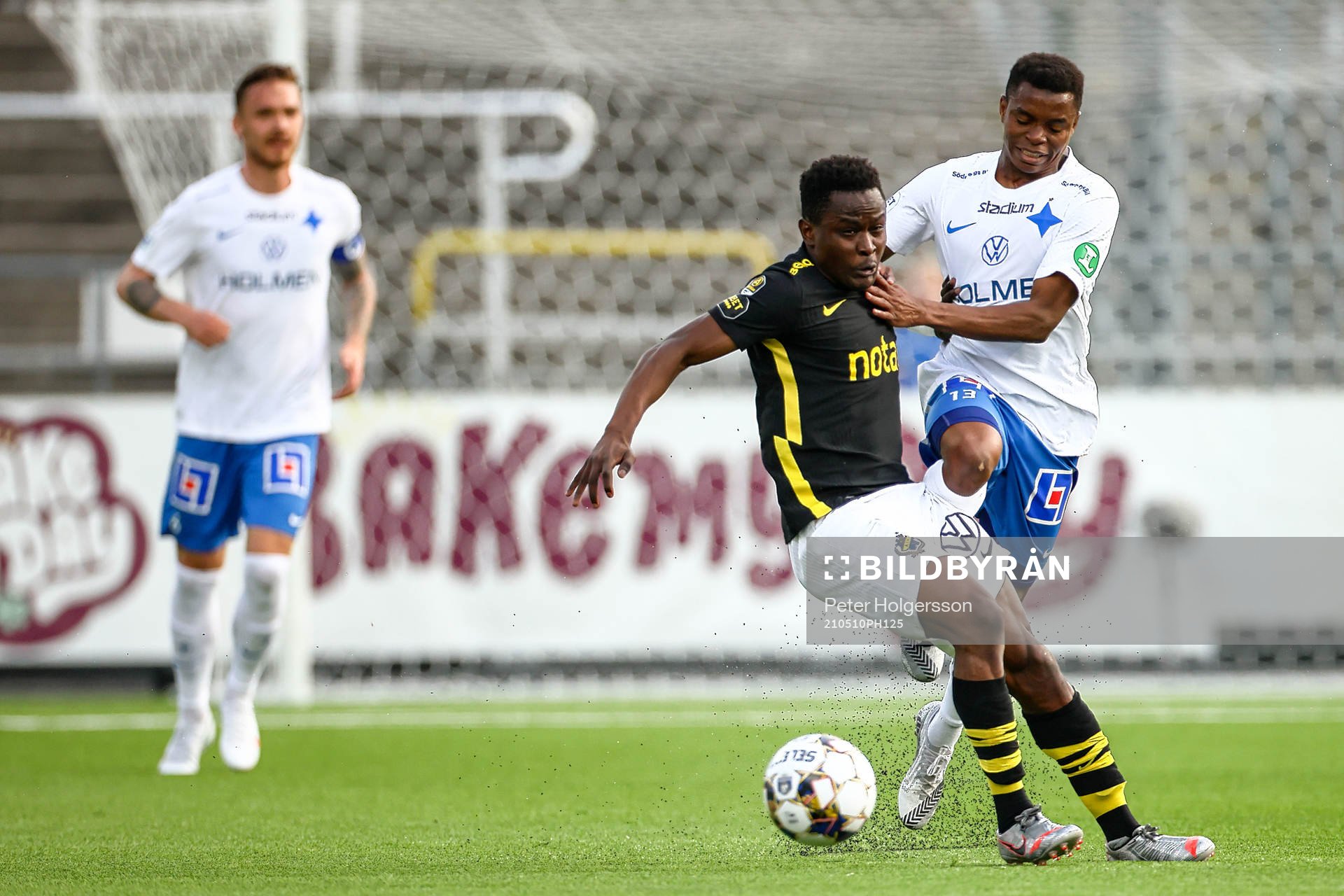 s Erick Otieno och IFK Norrköpings Ishaq Abdulrazaq