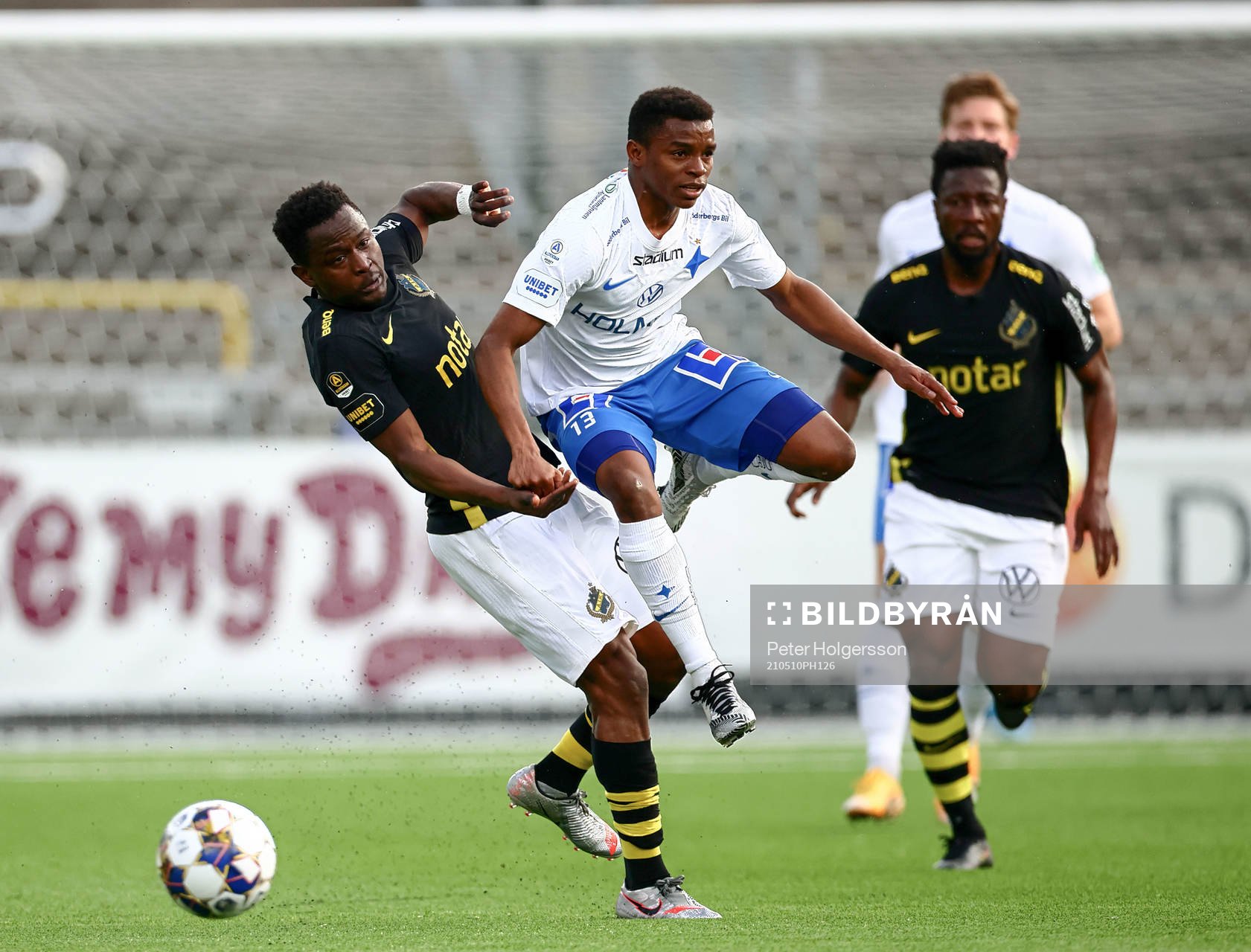 s Erick Otieno och IFK Norrköpings Ishaq Abdulrazaq