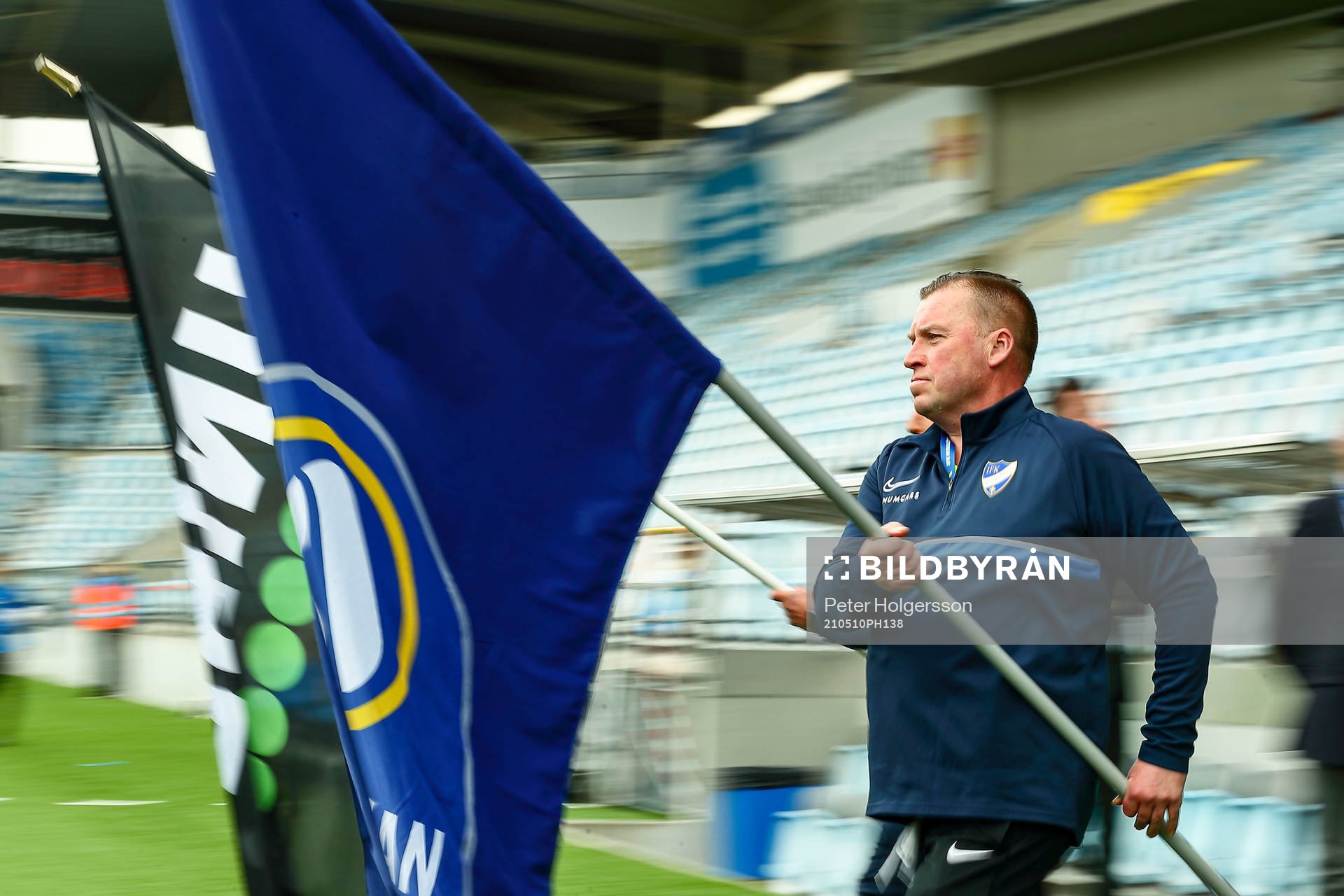 Johnny Håkansson tågar in med allsvenskans fana