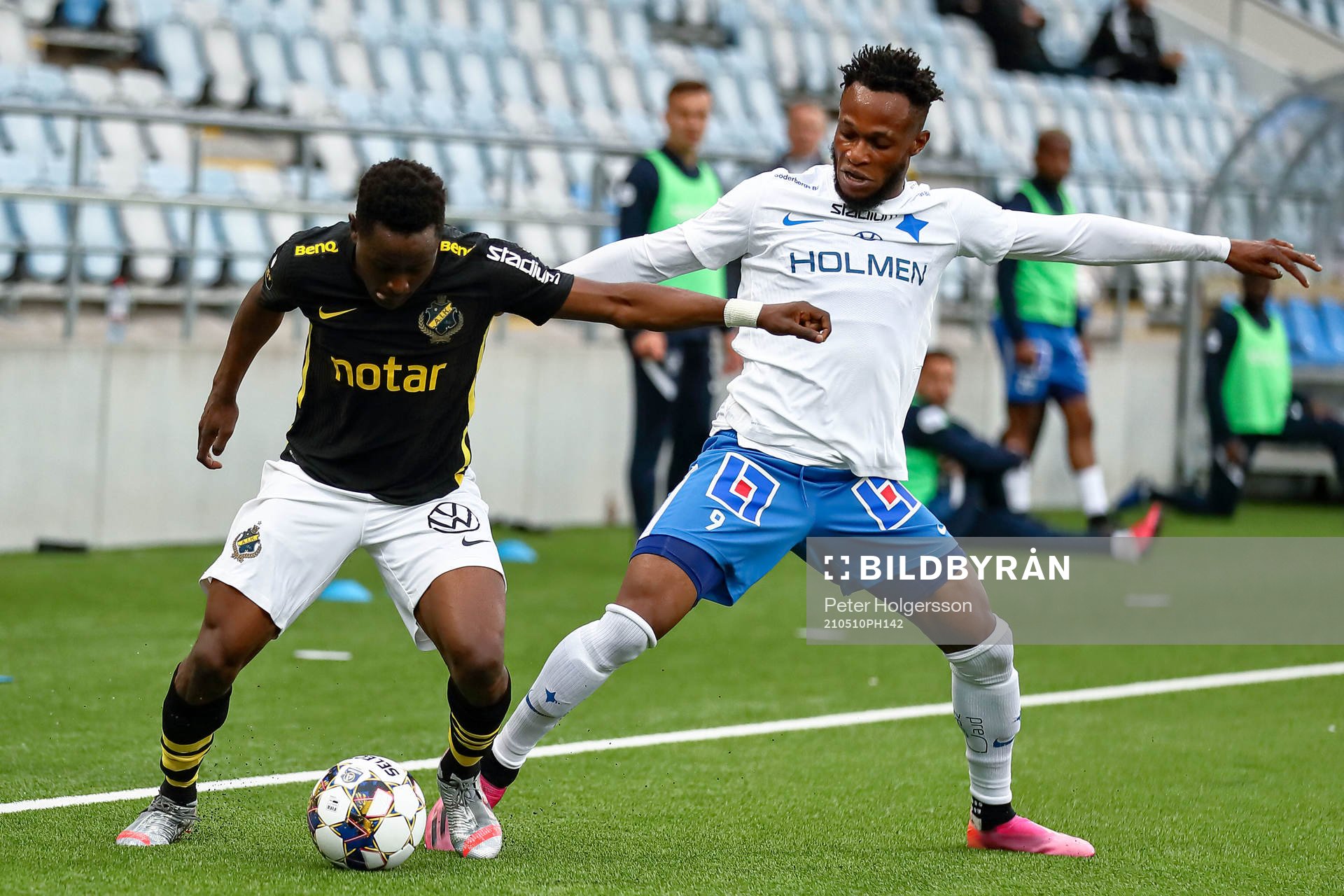 s Erick Otieno och IFK Norrköpings Samuel Adegbenro