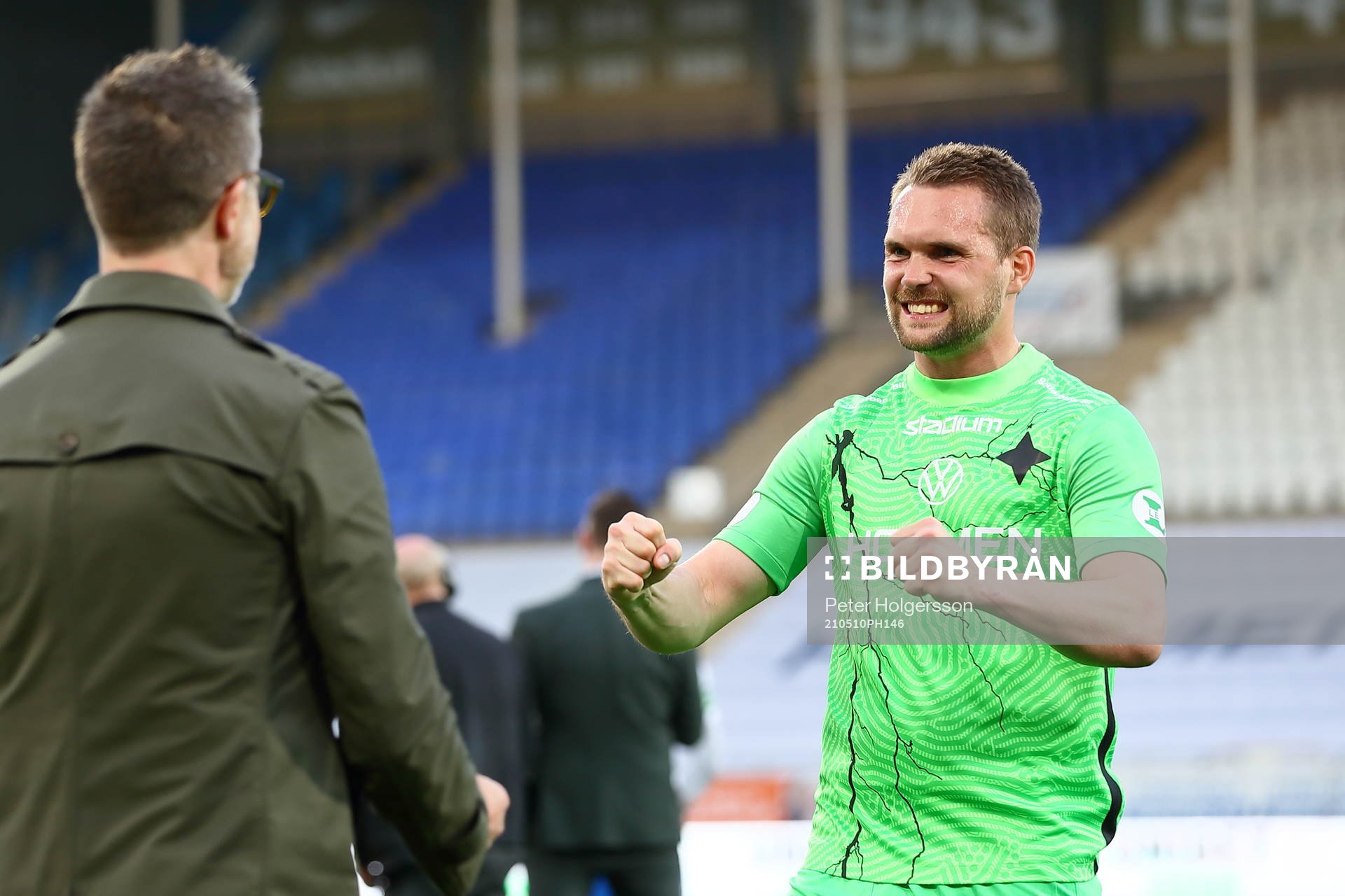 IFK Norrköpings målvakt Oscar Jansson jublar och möter tränare Rikard Norling under fotbollsmatchen i Allsvenskan mellan IFK Norrköping och AIK den 10 maj 2021 i Norrköping.