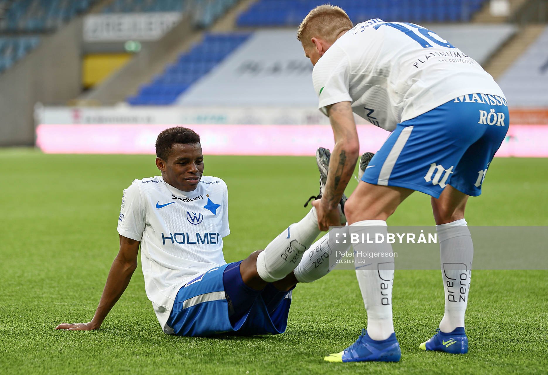 IFK Norrköpings Ishaq Abdulrazaq stretchas ac Ari Skúlason