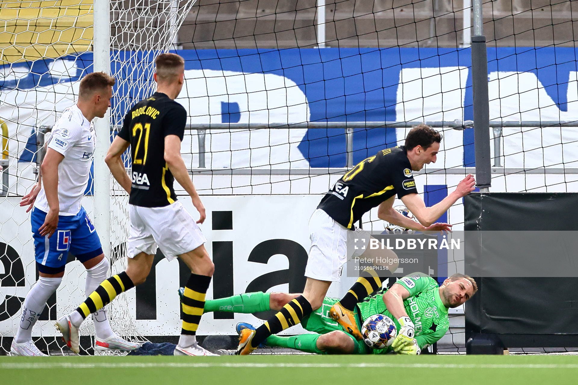 s Jetmir Haliti och IFK Norrköpings målvakt Oscar Jansson