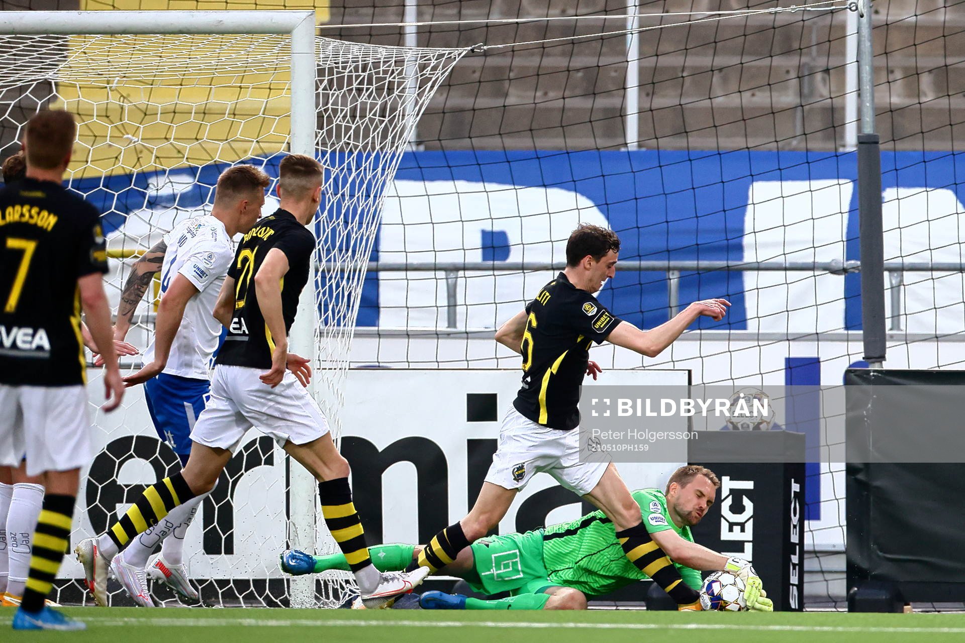 s Jetmir Haliti och IFK Norrköpings målvakt Oscar Jansson