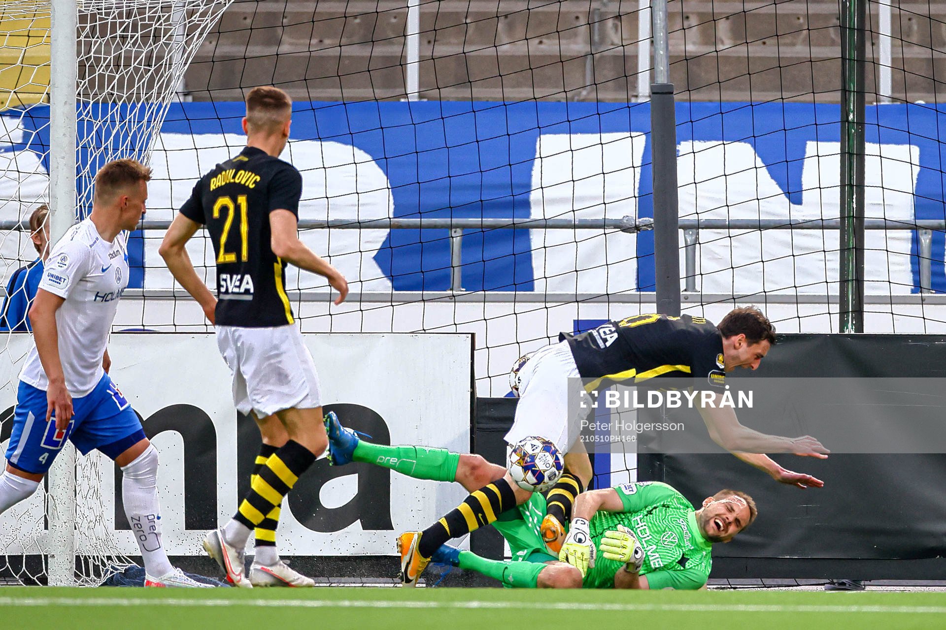 s Jetmir Haliti och IFK Norrköpings målvakt Oscar Jansson