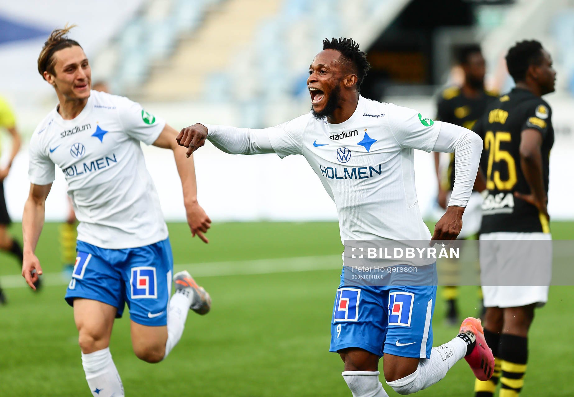 IFK Norrköpings Samuel Adegbenro jublar