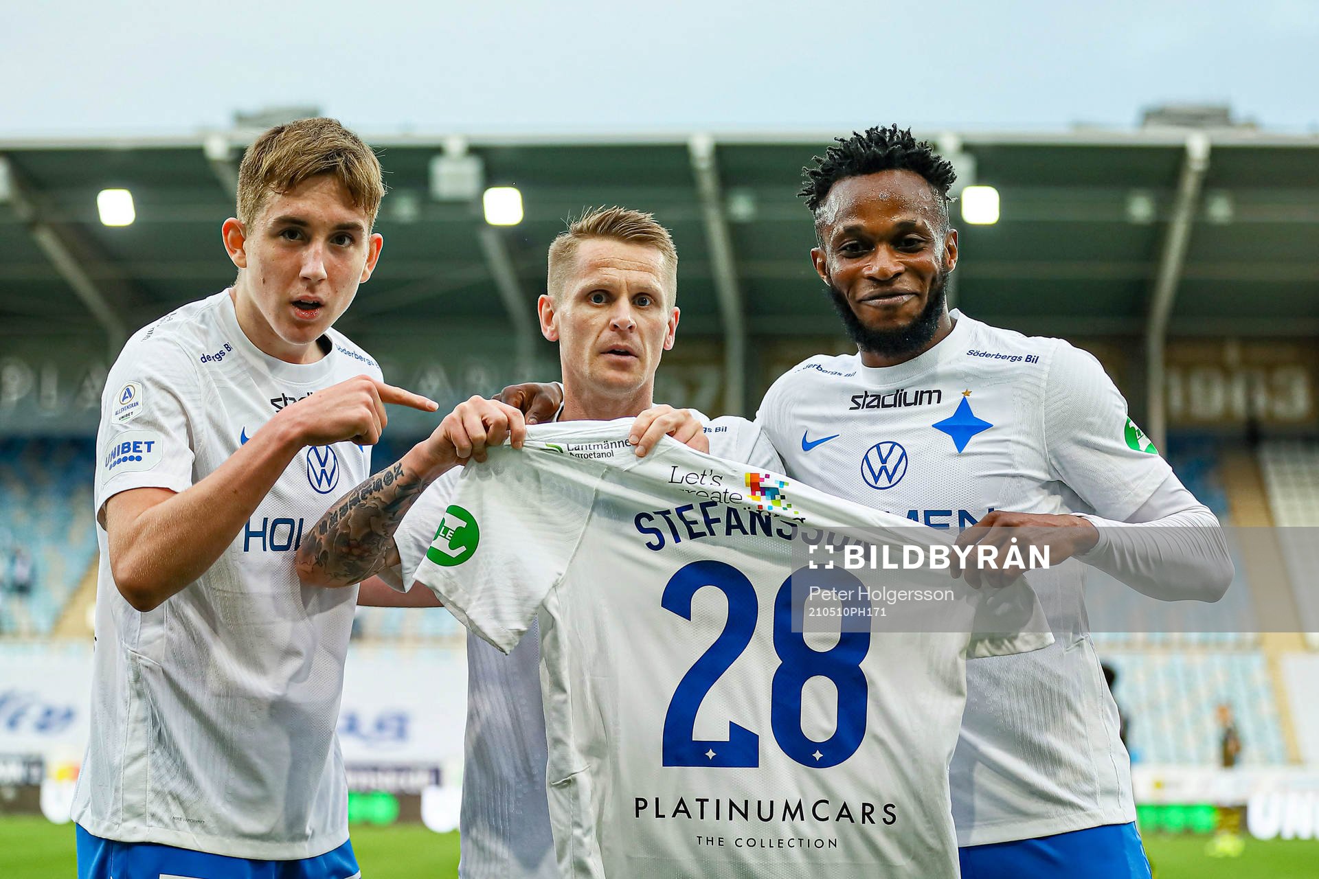 IFK Norrköpings Isak Bergmann Johannesson, Ari Skúlason och Samuel Adegbenro håller upp IFK Norrköpings Oliver Stefanssons tröja som en hyllning (Oliver har fått blodpropp) efter mål 1-0 av Samuel Adegbenro under fotbollsmatchen i Allsvenskan mellan IFK Norrköping och AIK den 10 maj 2021 i Norrköping.