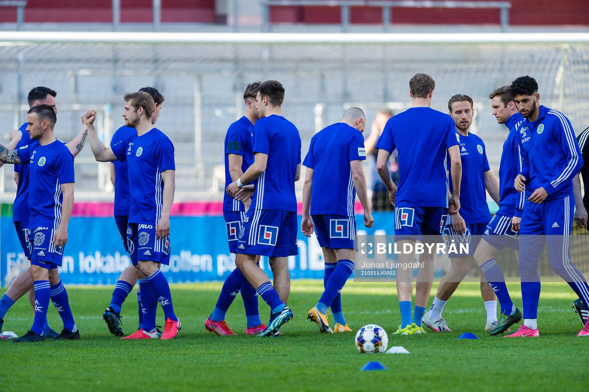 Sundsvalls spelare värmer upp före fotbollsmatchen i