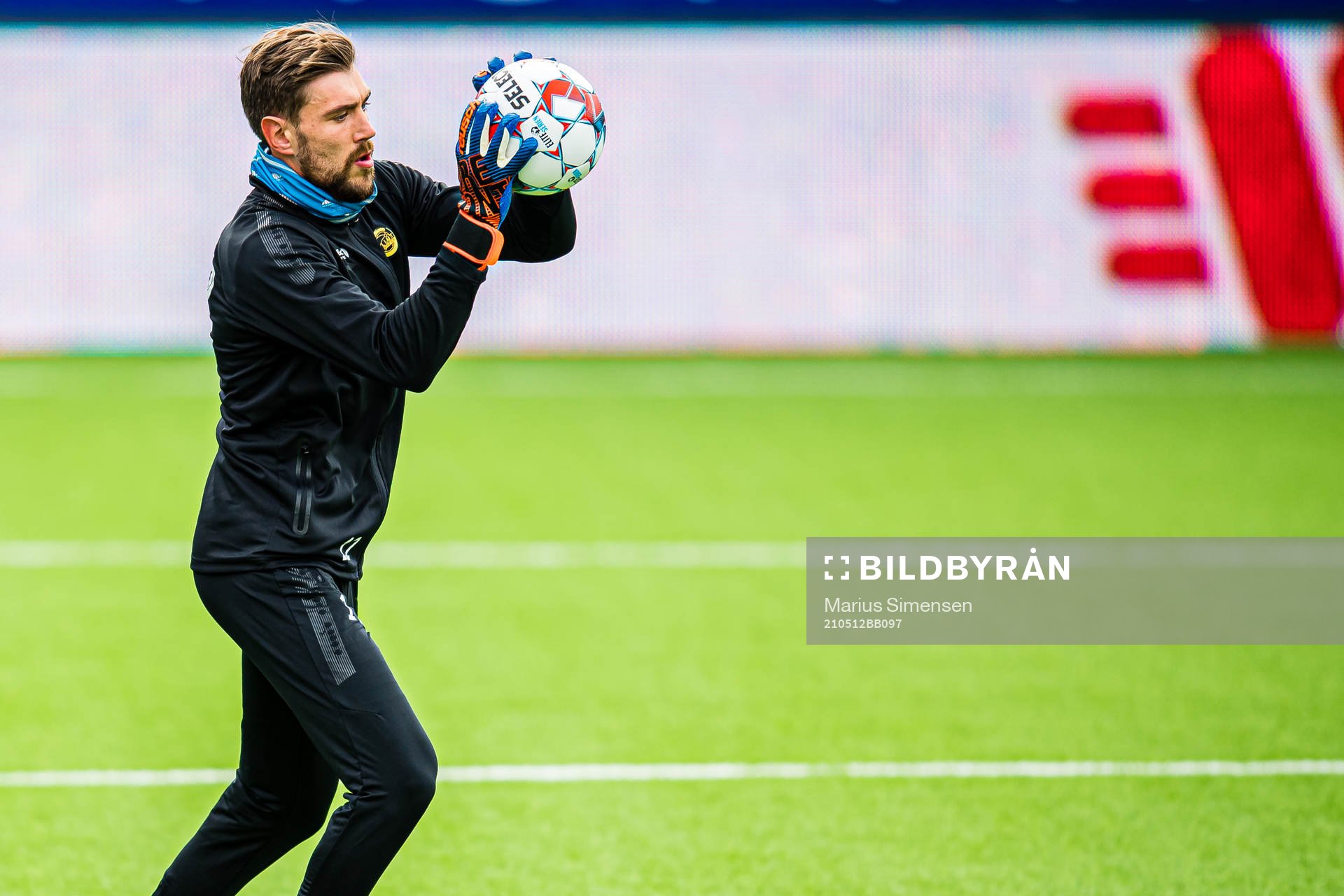 Nikita Haikin of Bodø/Glimt warms up