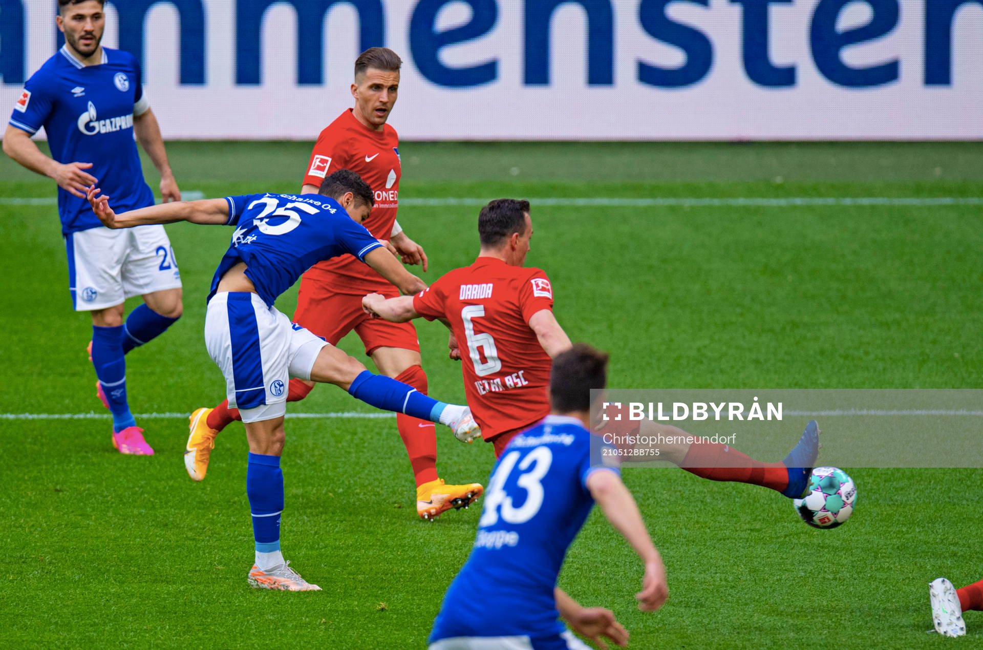 0 Tor, v.l. Torschuetze Amine Harit (Schalke), Vladimir