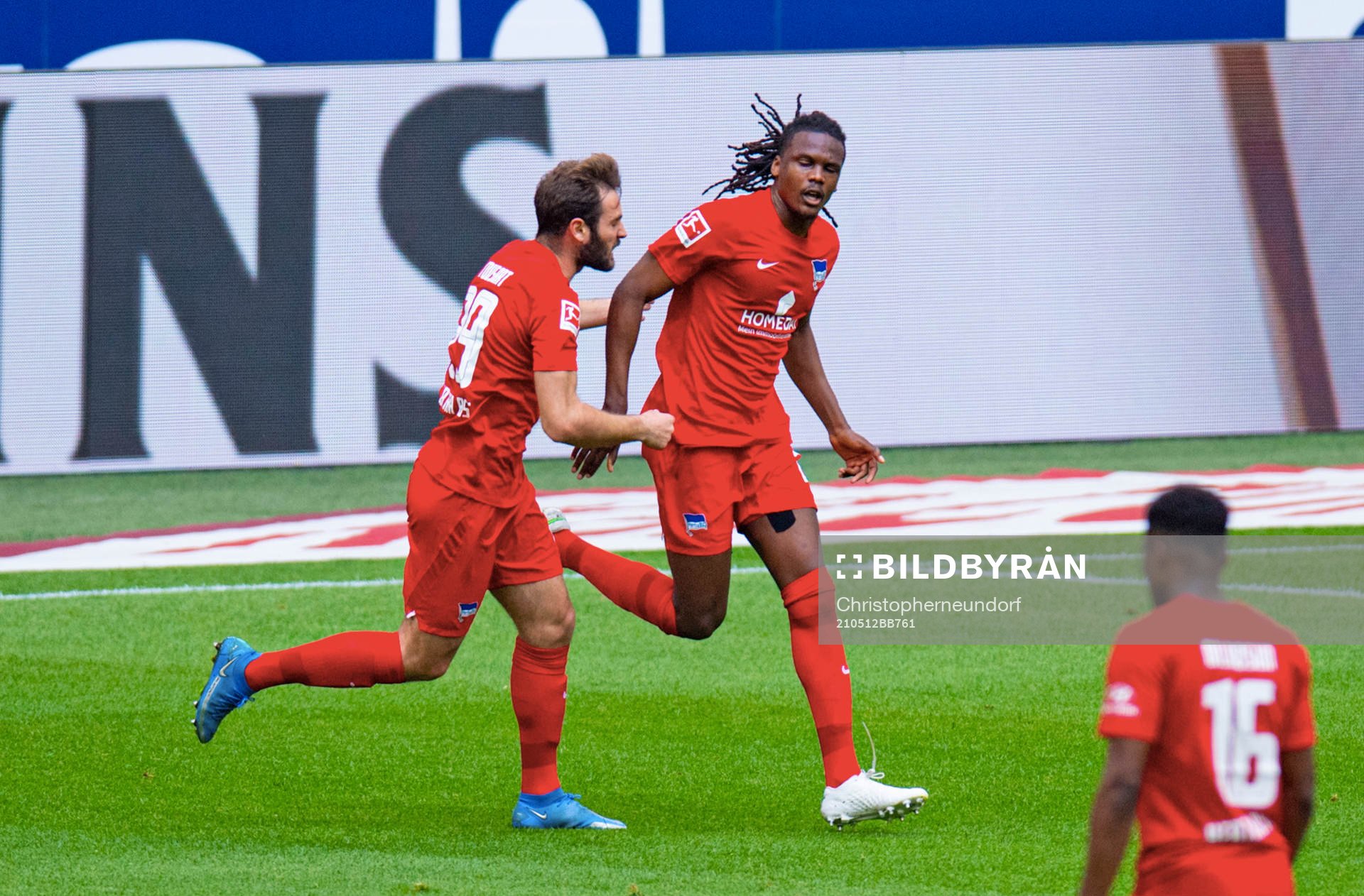 1 Tor, Jubel, v.l. Lucas Tousart, Torschuetze Dedryck Boyata (Hertha)
