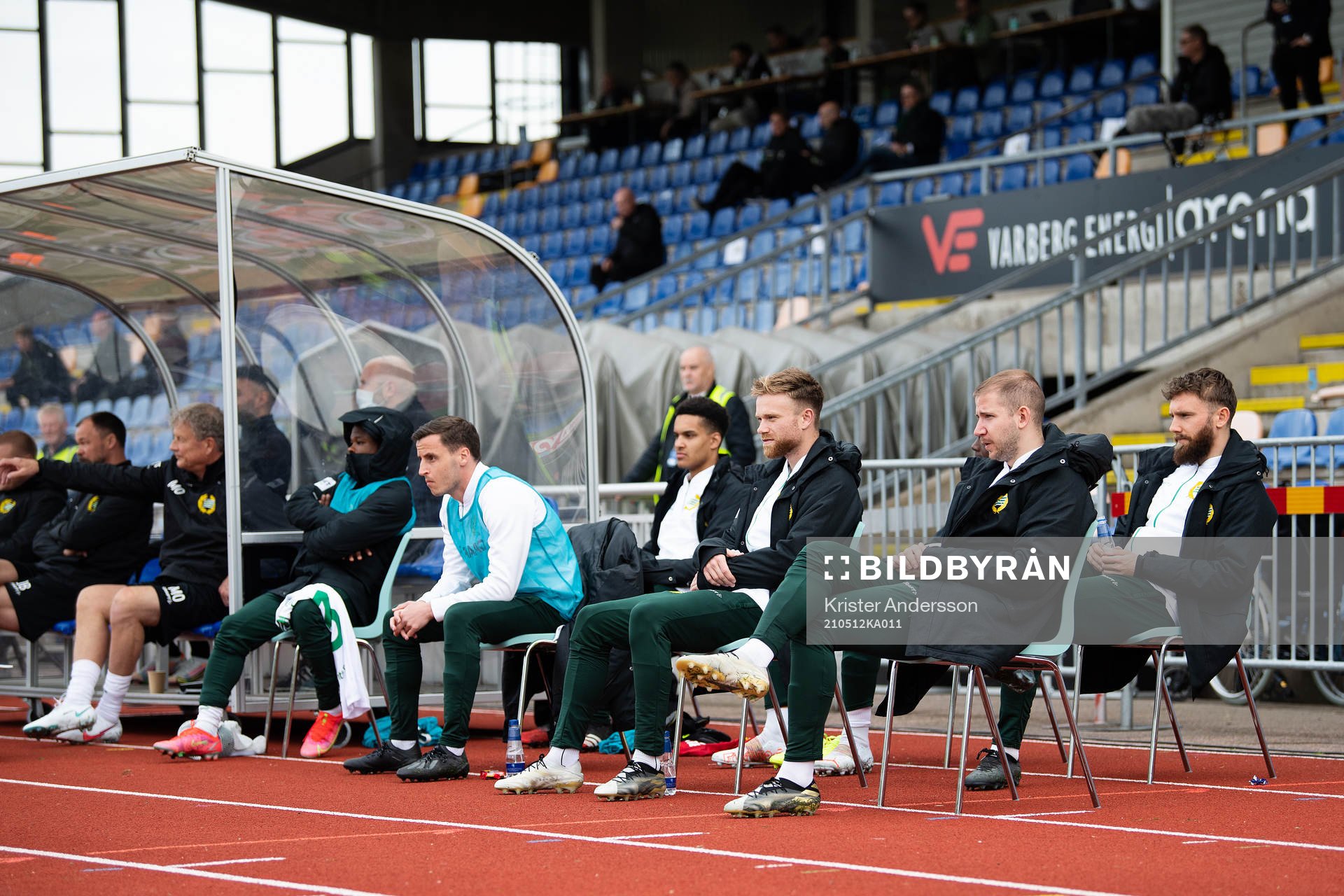 Hammarbys avbytarbänk med Akinkunmi Amoo, Jeppe Andersen