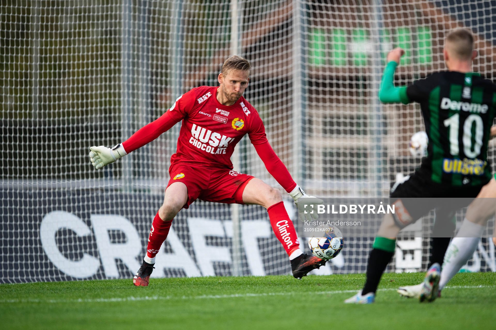 Hammarbys målvakt David Ousted med en räddning