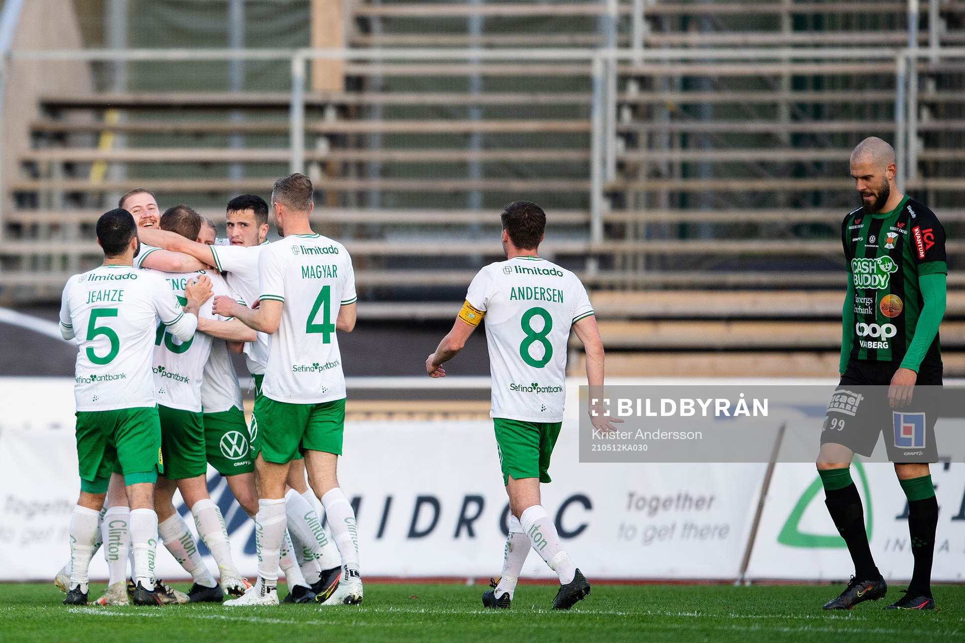Hammarbys Mads Fenger Nielsen jublar efter 1-2 under fotbollsmatchen i Allsvenskan mellan Varberg och Hammarby den 12 maj 2021 i Varberg.