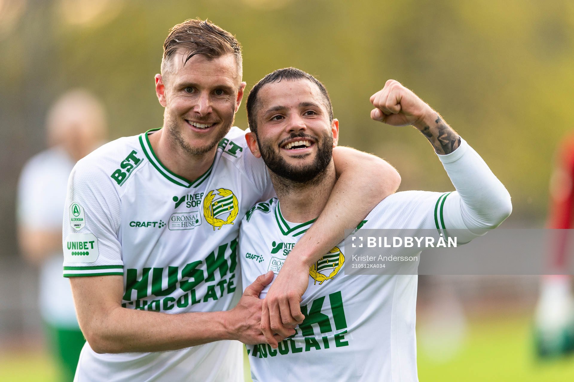 Hammarbys Richard Magyar och Mohanad Jeahze jublar efter fotbollsmatchen i Allsvenskan mellan Varberg och Hammarby den 12 maj 2021 i Varberg.