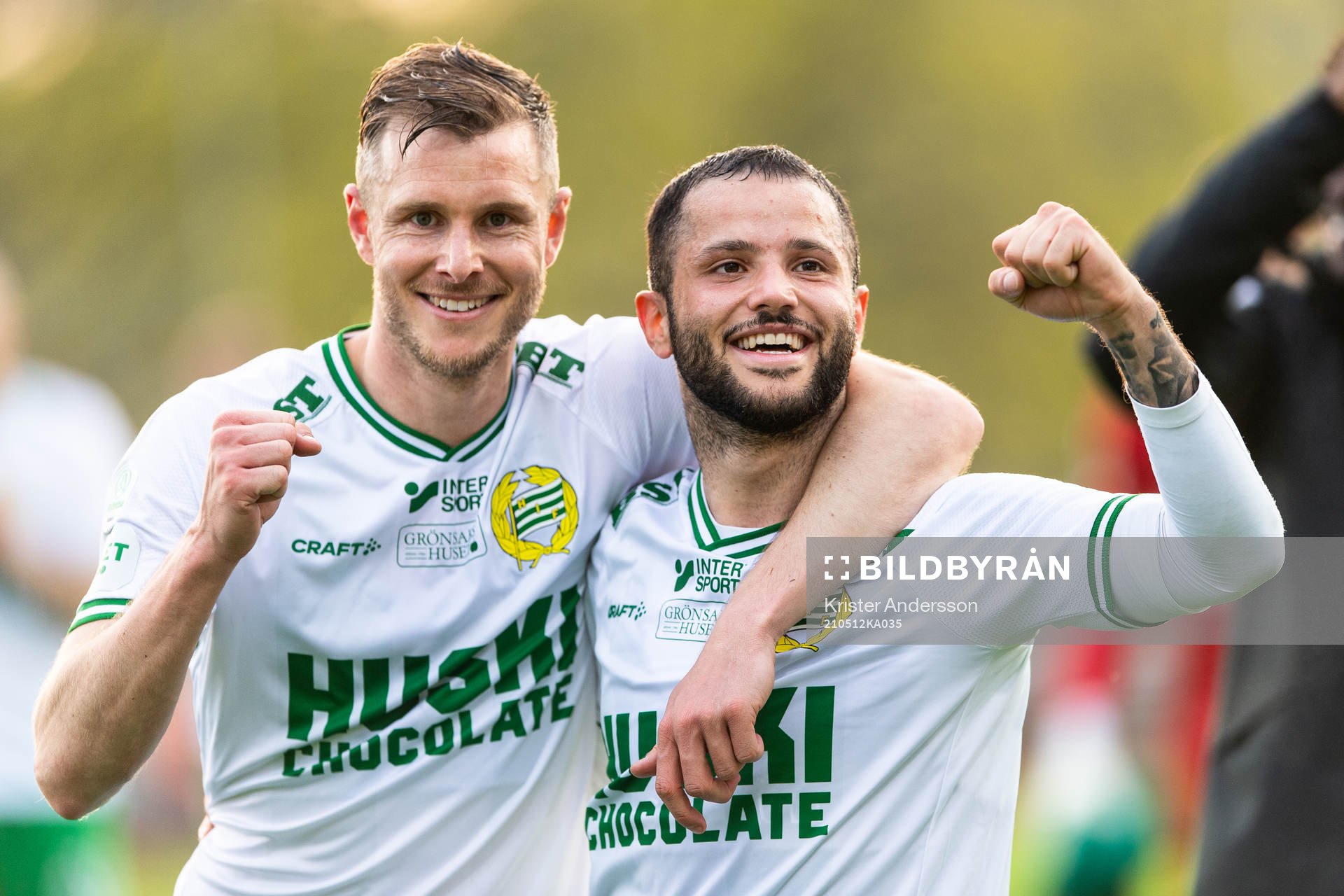 Hammarbys Richard Magyar och Mohanad Jeahze jublar efter fotbollsmatchen i Allsvenskan mellan Varberg och Hammarby den 12 maj 2021 i Varberg. 