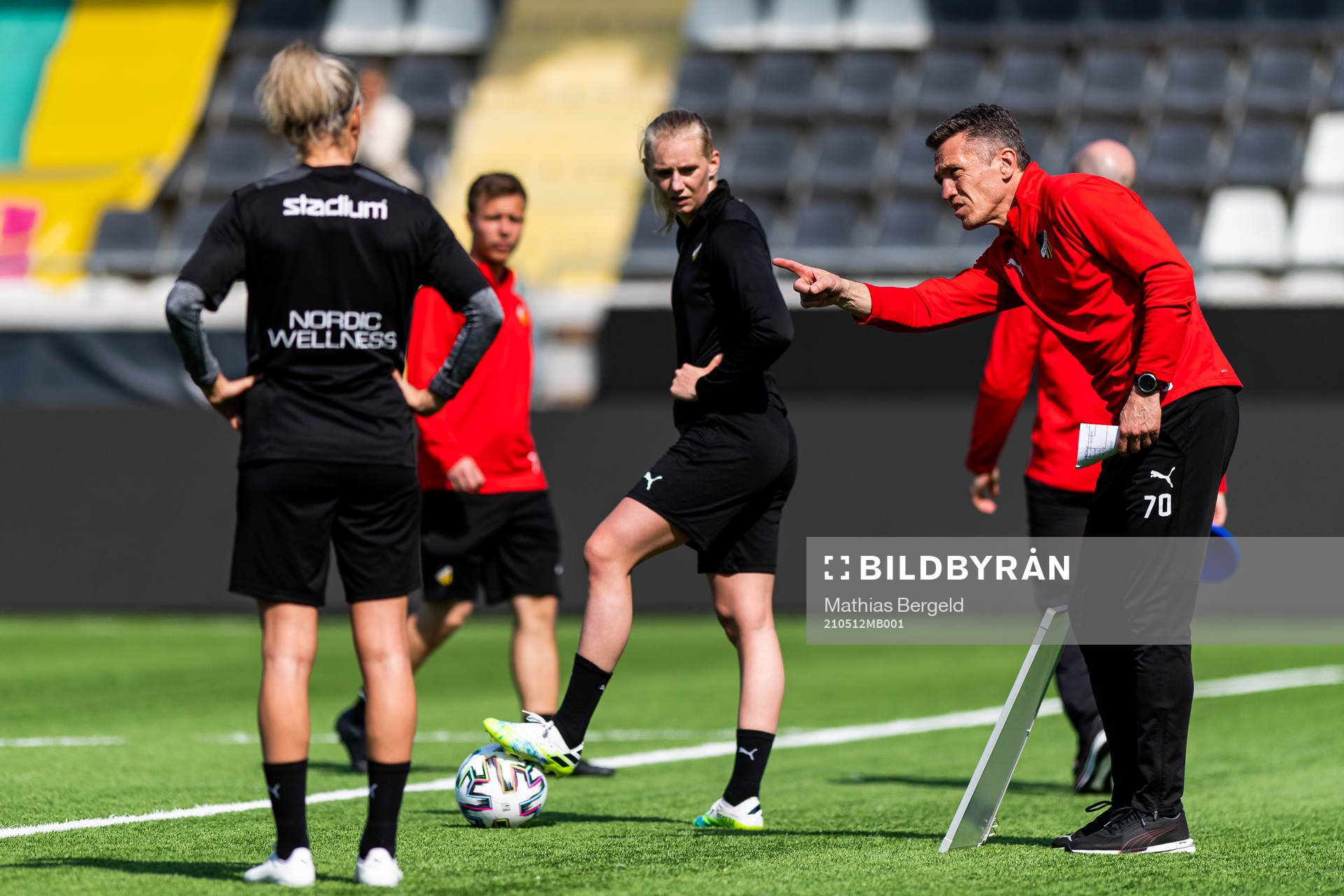 Tränare Mats Gren instruerar spelarna