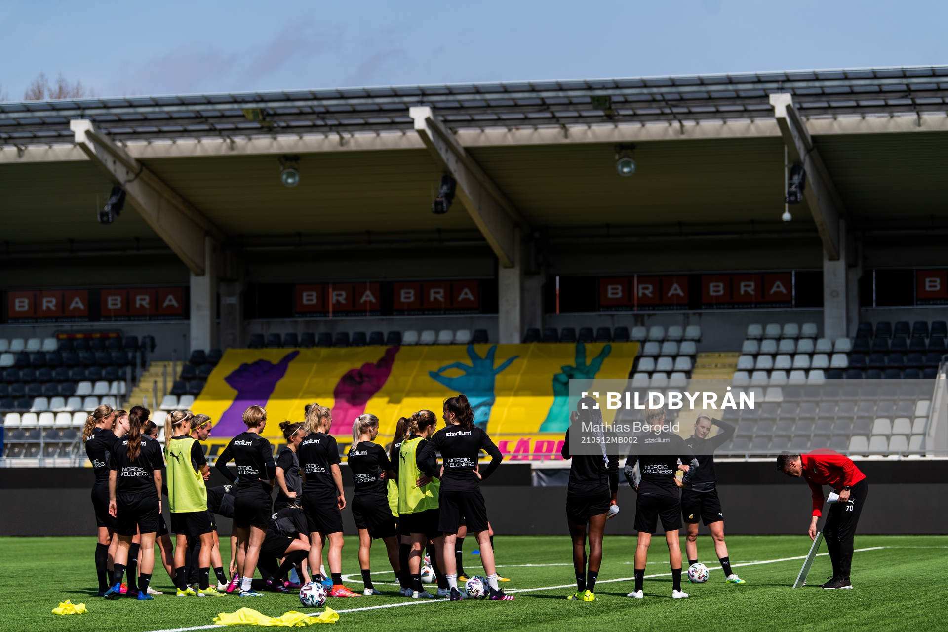 Tränare Mats Gren instruerar spelarna under en träning med Häcken den 12 maj 2021 i Göteborg. 