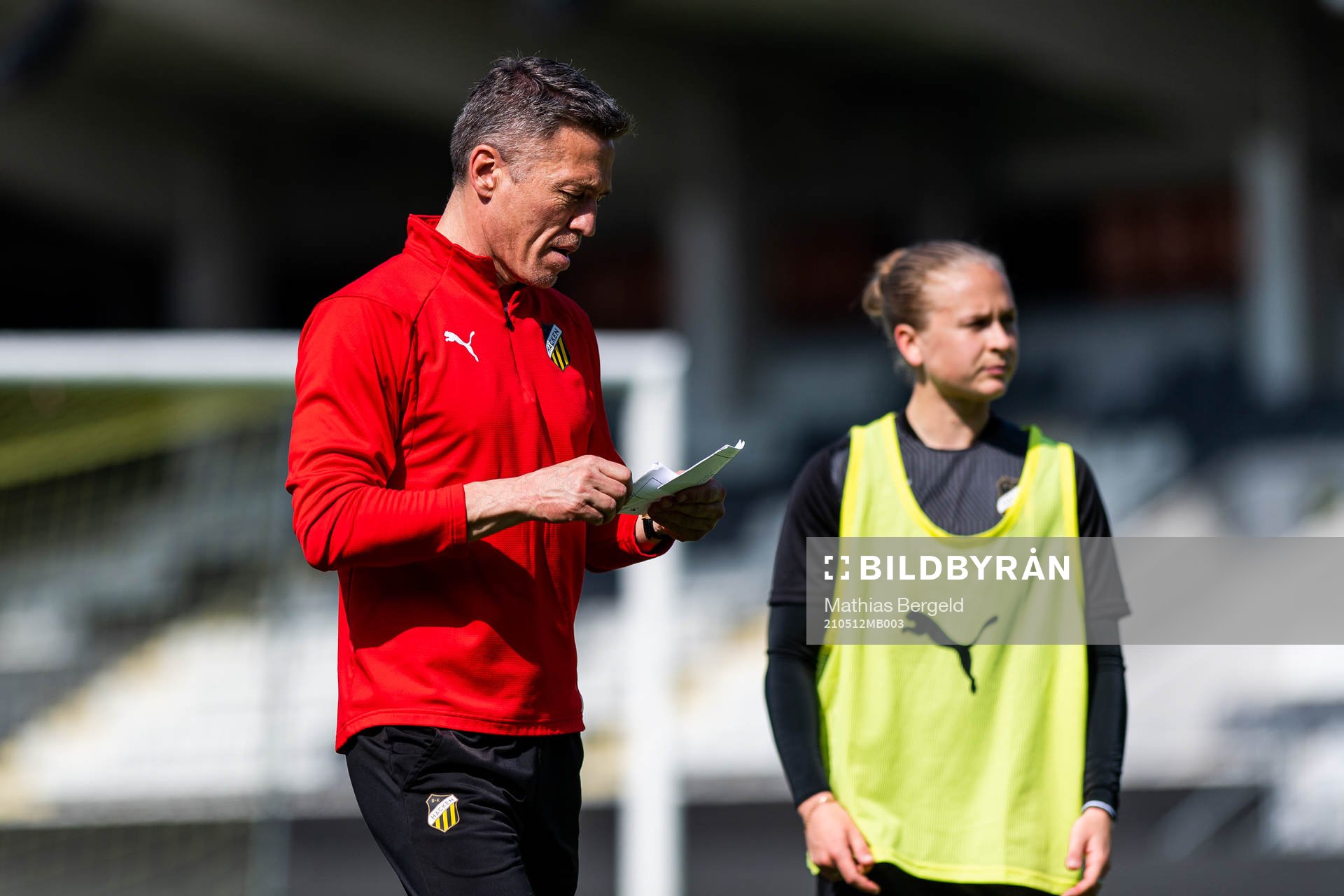 Tränare Mats Gren instruerar spelarna under en träning med Häcken den 12 maj 2021 i Göteborg. 
