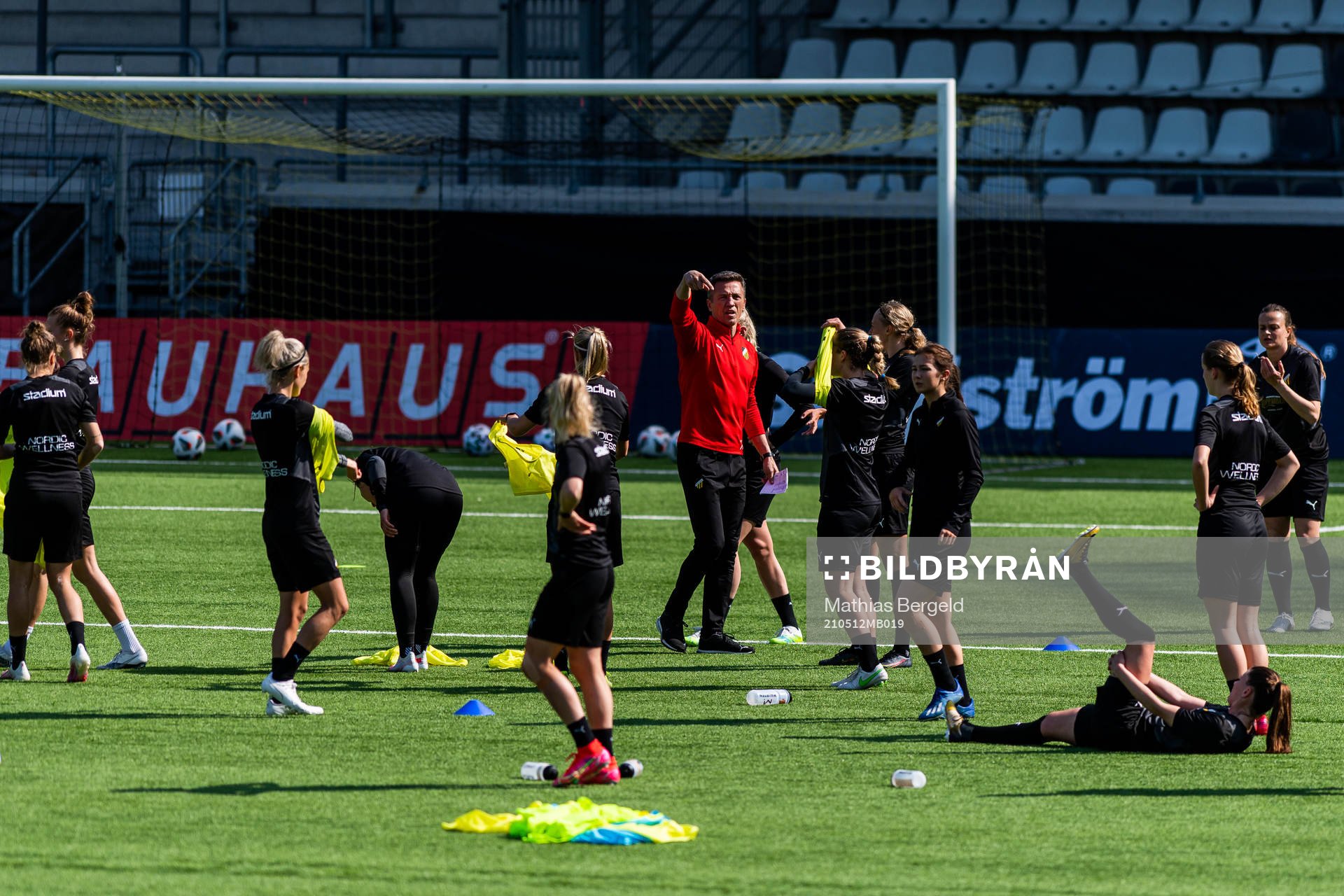 Tränare Mats Gren instruerar spelarna
