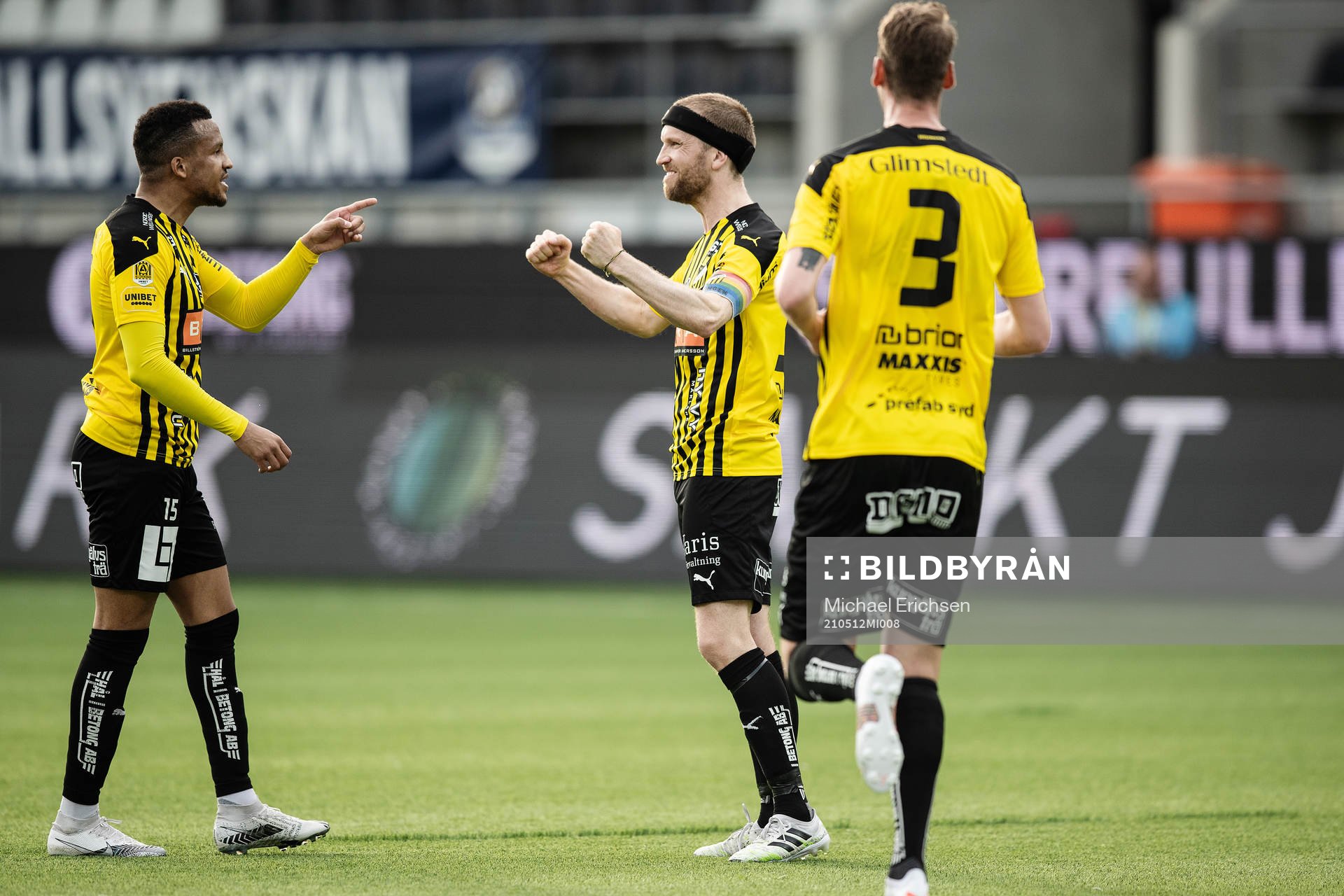 Häckens Rasmus Lindgren jublar med Martin Olsson